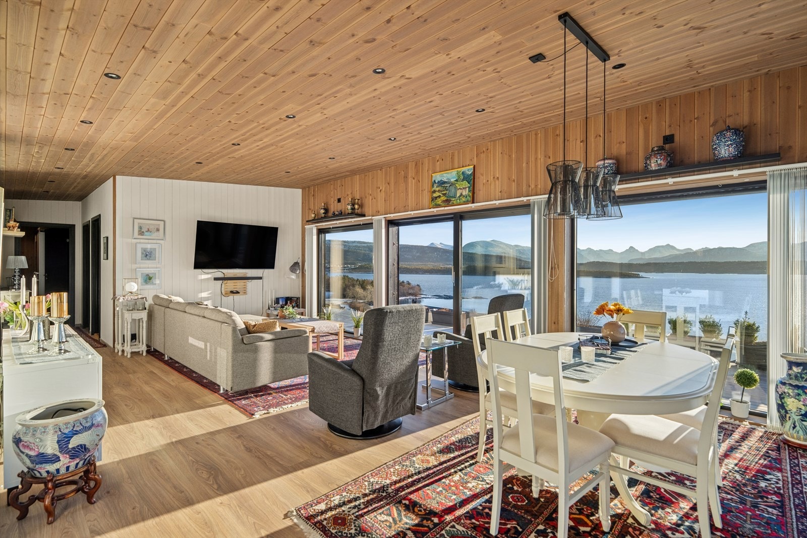 Her får du umiddelbart følelsen av romslighet, takket være de store vindusflatene som slipper inn rikelig med dagslys og åpner opp for en imponerende panoramautsikt utover sjøen og mot de majestetiske Romsdalsalpene. Galleribilde