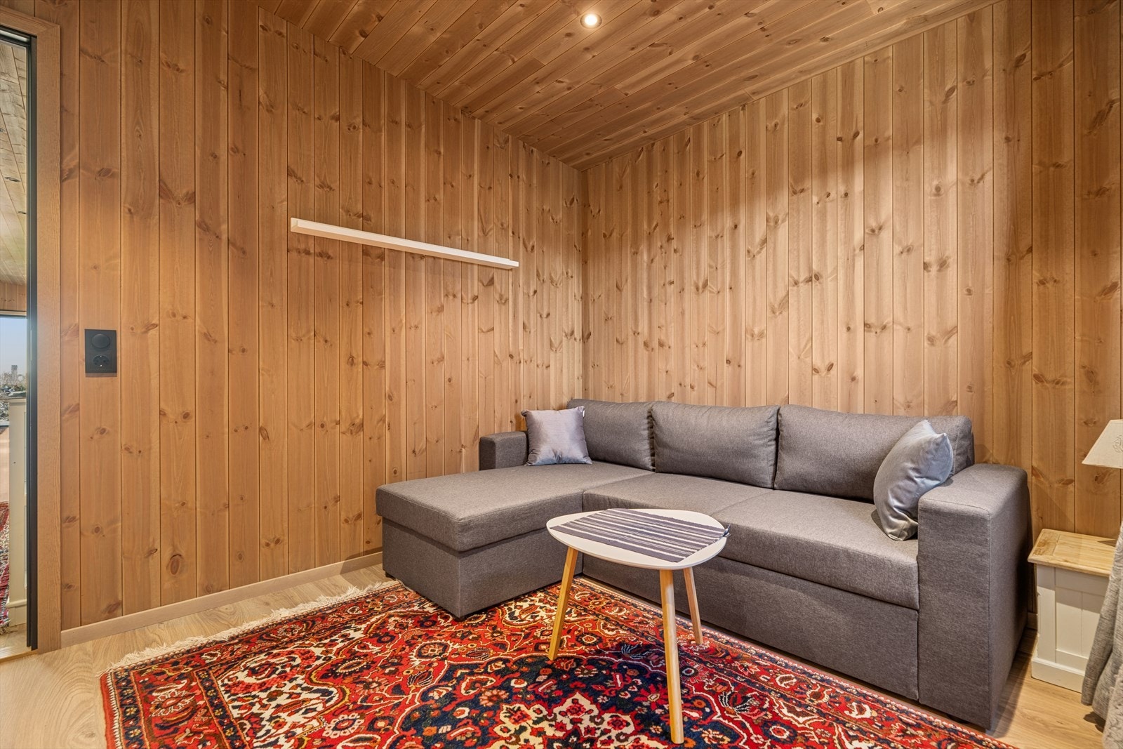 Det mellomstore soverommet har også romslig plass til en større seng og er utstyrt med et praktisk garderobeskap som gir gode oppbevaringsmuligheter. Dette gjør rommet velegnet både som gjesterom og fast soveplass. Galleribilde