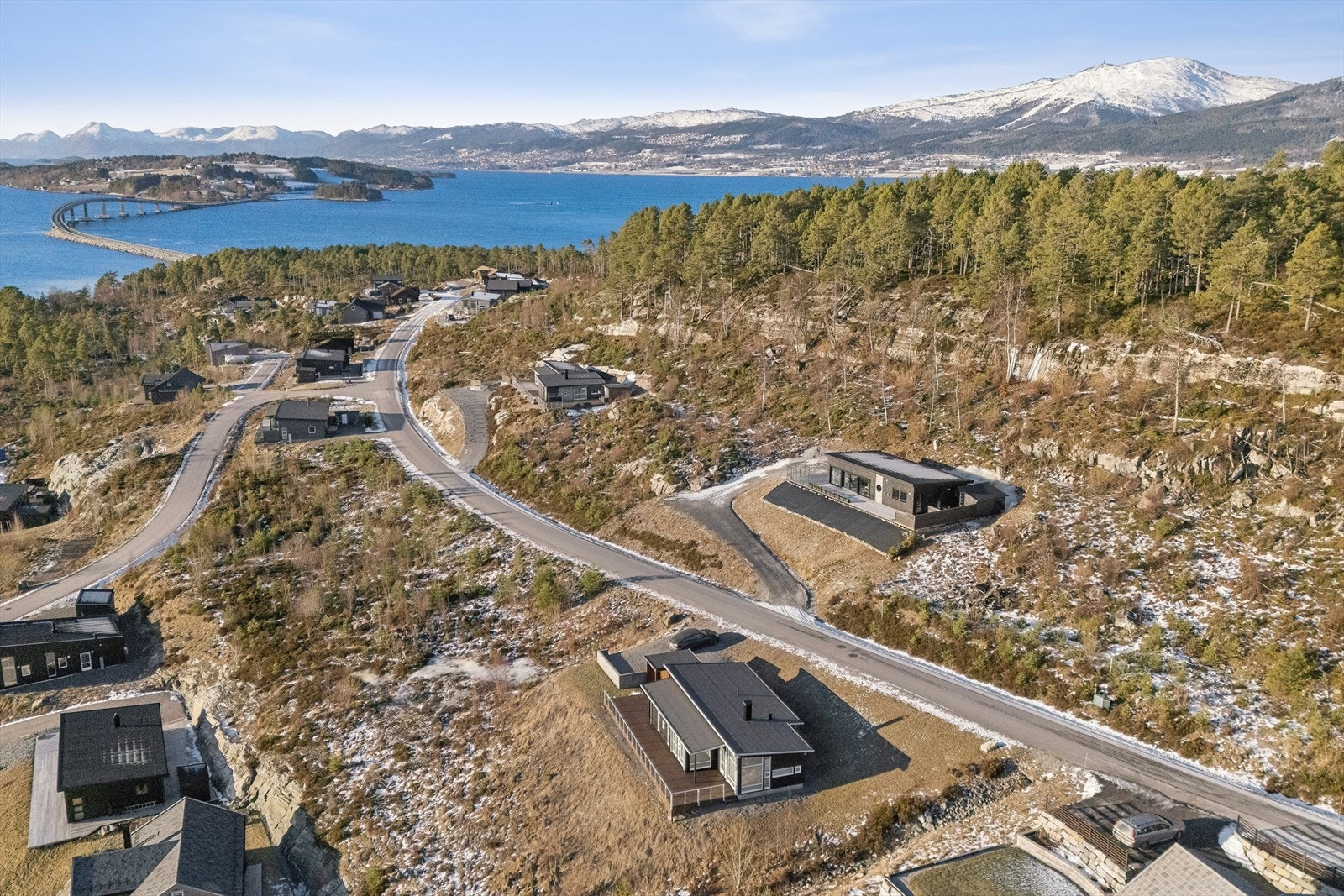 Plasseringen er både naturnær og praktisk, med kun ca. 15 minutter med bil til Molde sentrum, og omtrent 20 minutter til Tusten alpinanlegg. Galleribilde