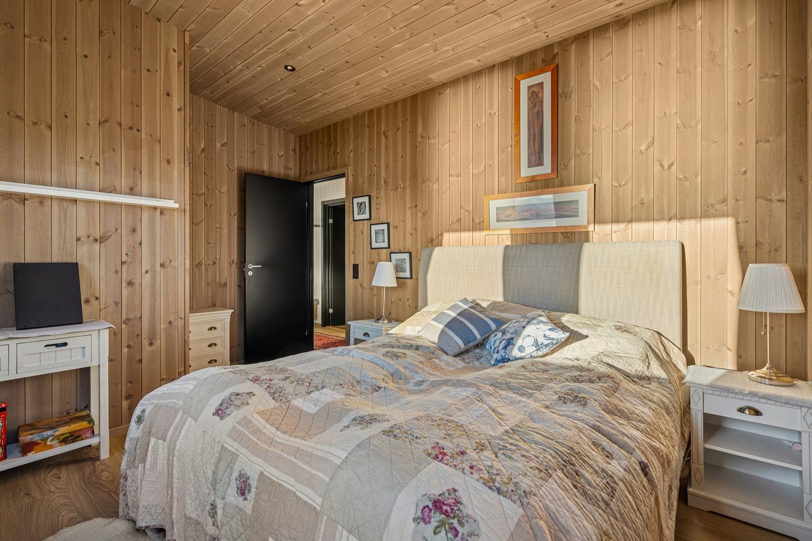 Boligen har tre soverom av god størrelse, alle innredet for å gi både komfort og fleksibilitet. Galleribilde