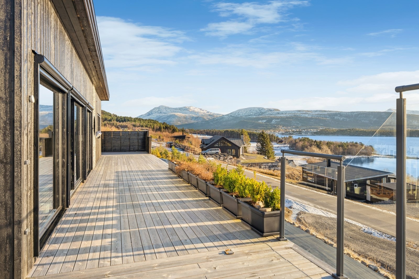 De ulike terrasse-sonene gjør at du kan følge solen gjennom hele dagen - fra den første kaffekoppen i morgensolen, via rolige ettermiddagsstunder, til lange sommerkvelder med venner og familie. Galleribilde