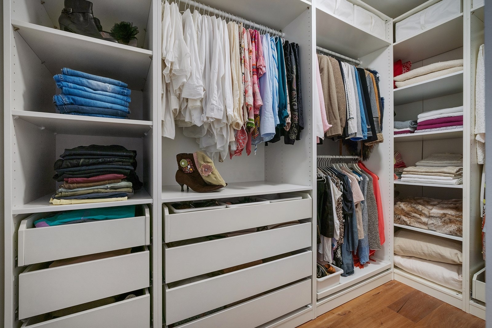 Her er det rikelig med skapplass og praktiske oppbevaringsløsninger. Galleribilde