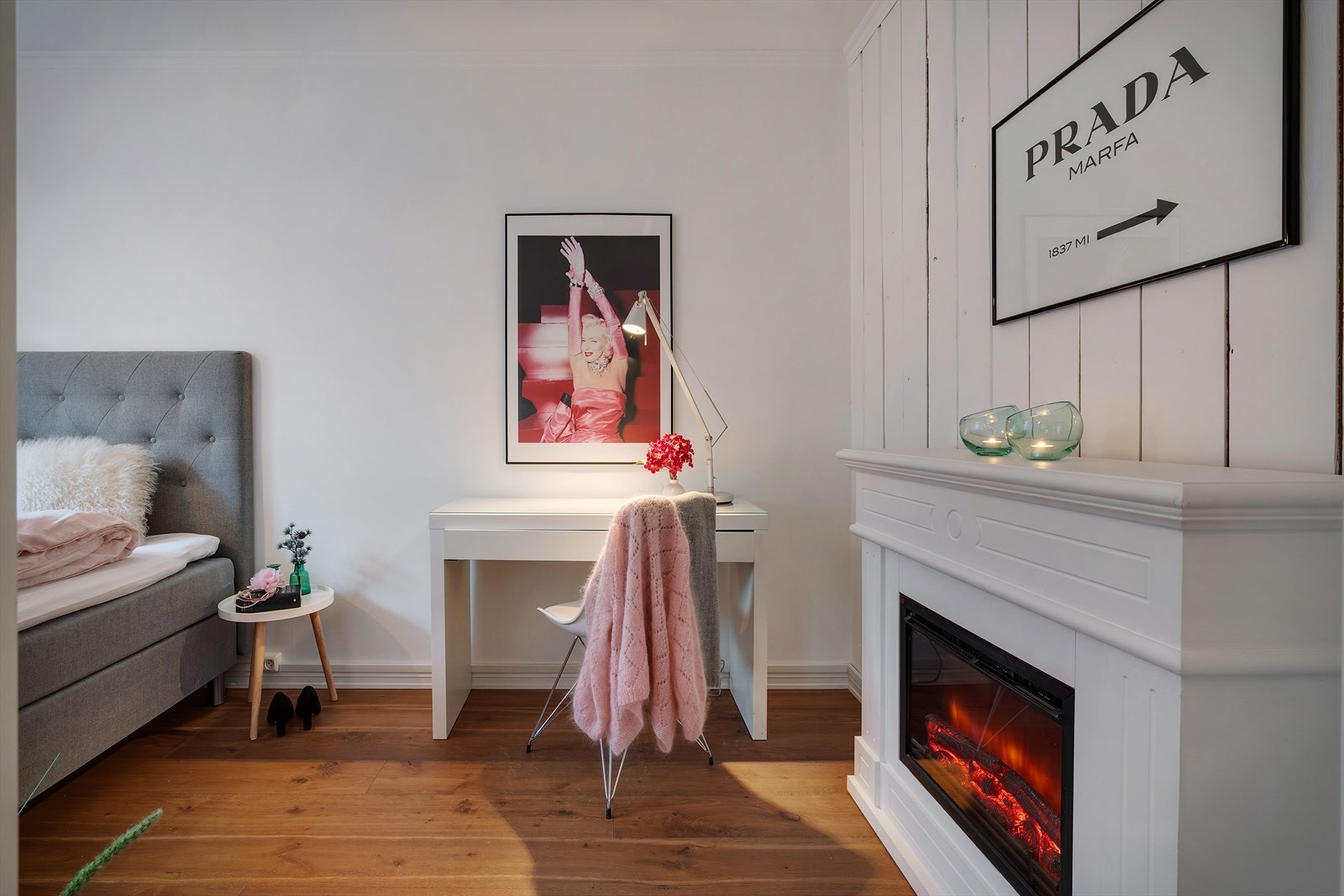 Rommet har fleksible bruksmuligheter, med plass til både seng og hjemmekontor. Galleribilde