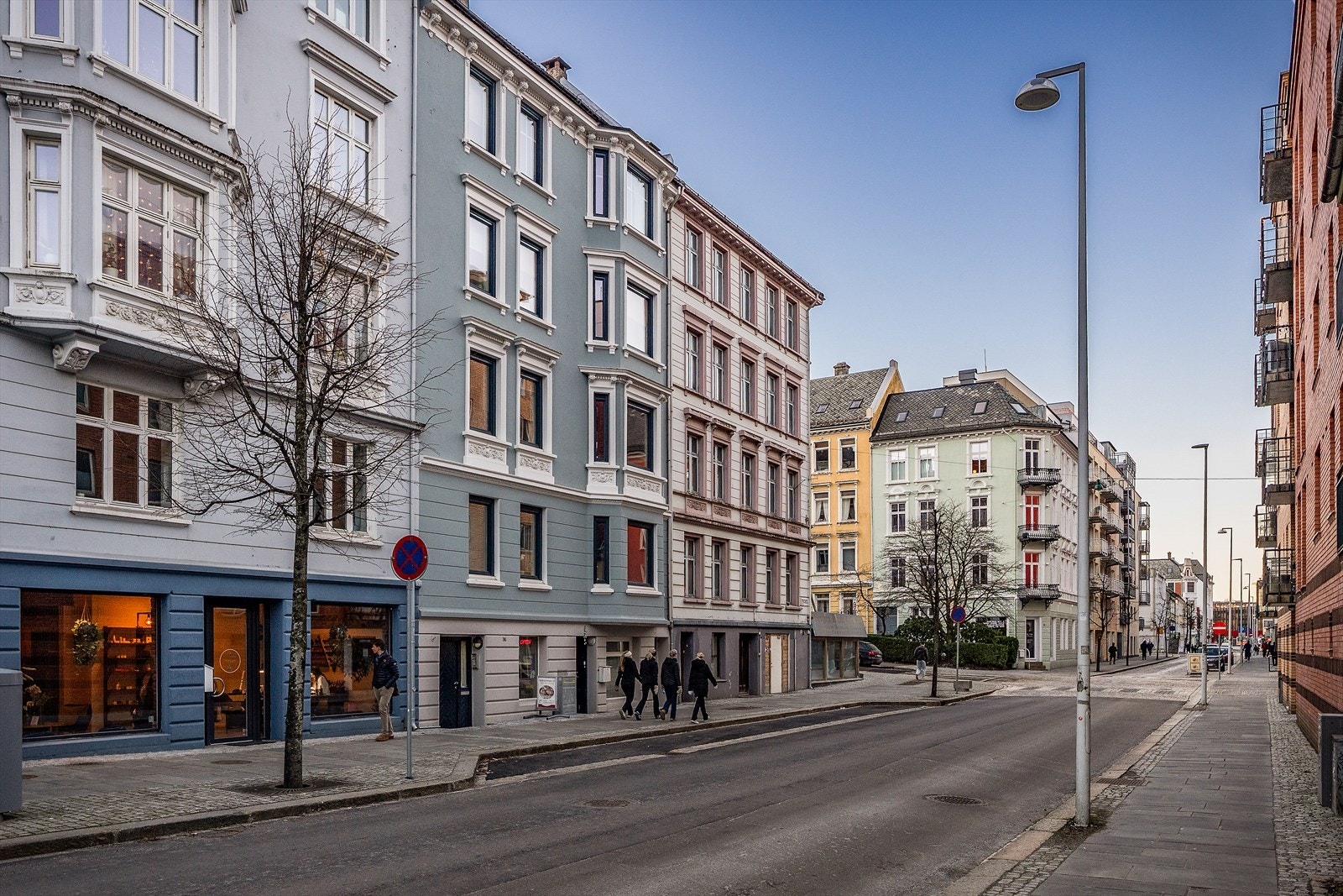 Området fremstår som velholdt, med en kombinasjon av klassiske murbygg og nyere bebyggelse. Galleribilde