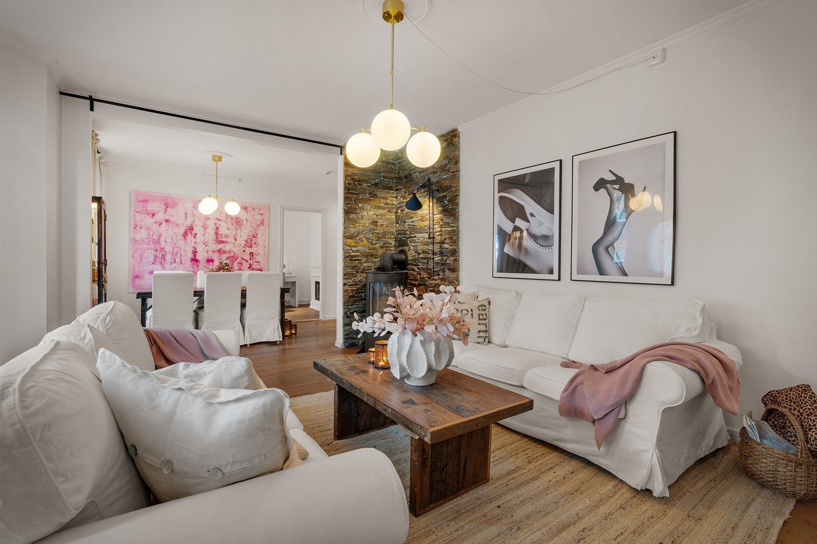 Romslig stue på ca. 30 m², med peis og god plass til både sofa- og spisegruppe, som gjør rommet til et naturlig samlingspunkt i leiligheten. Galleribilde