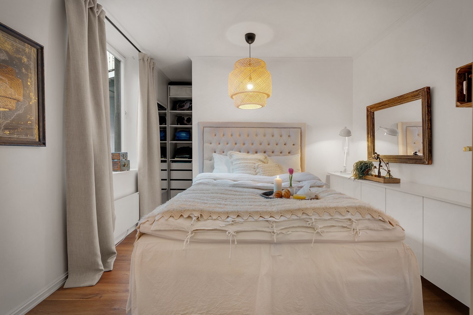 Den store vindusflaten bidrar til rikelig med naturlig lys. Galleribilde