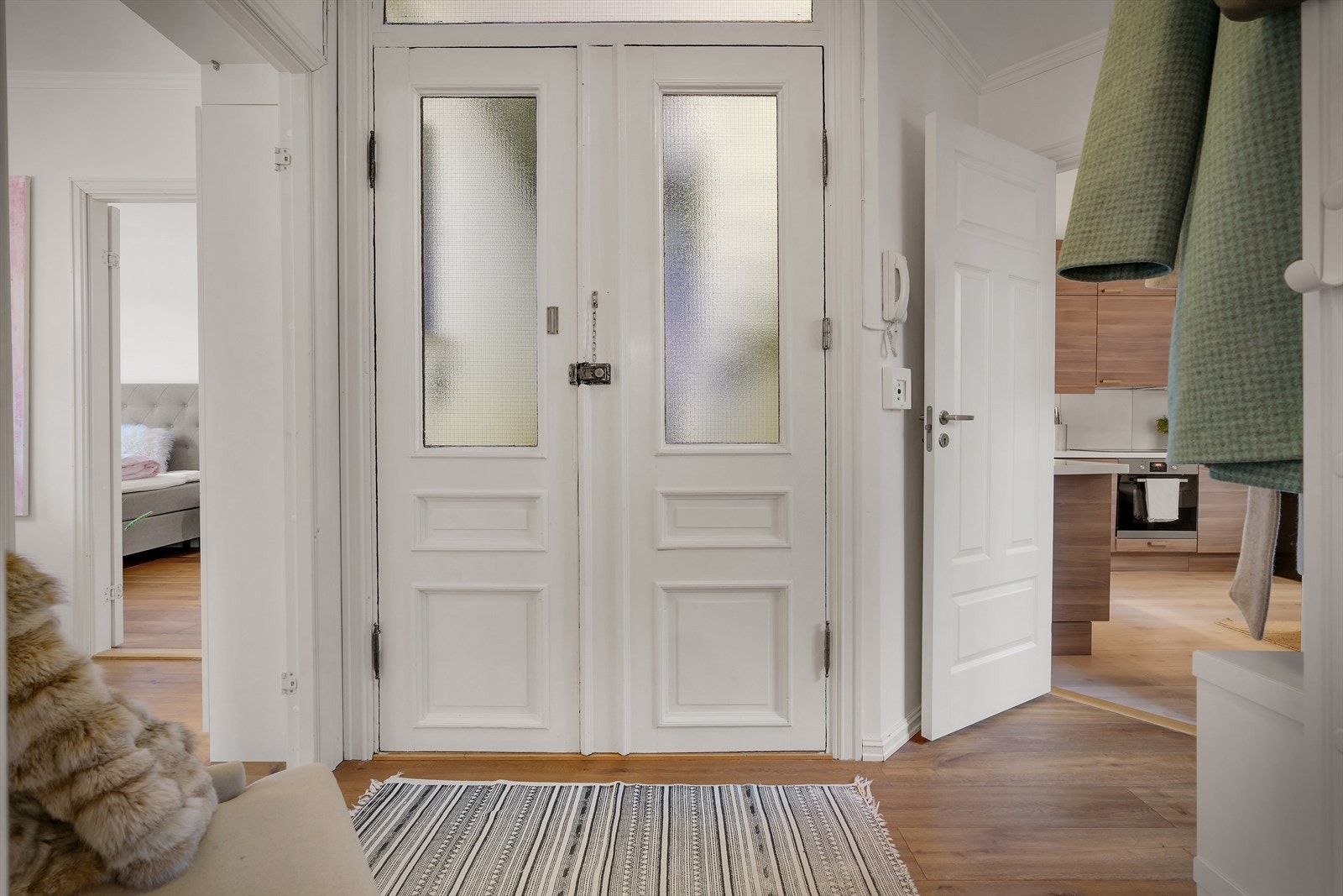 Entréen har også adkomst til kjøkkenet. Galleribilde