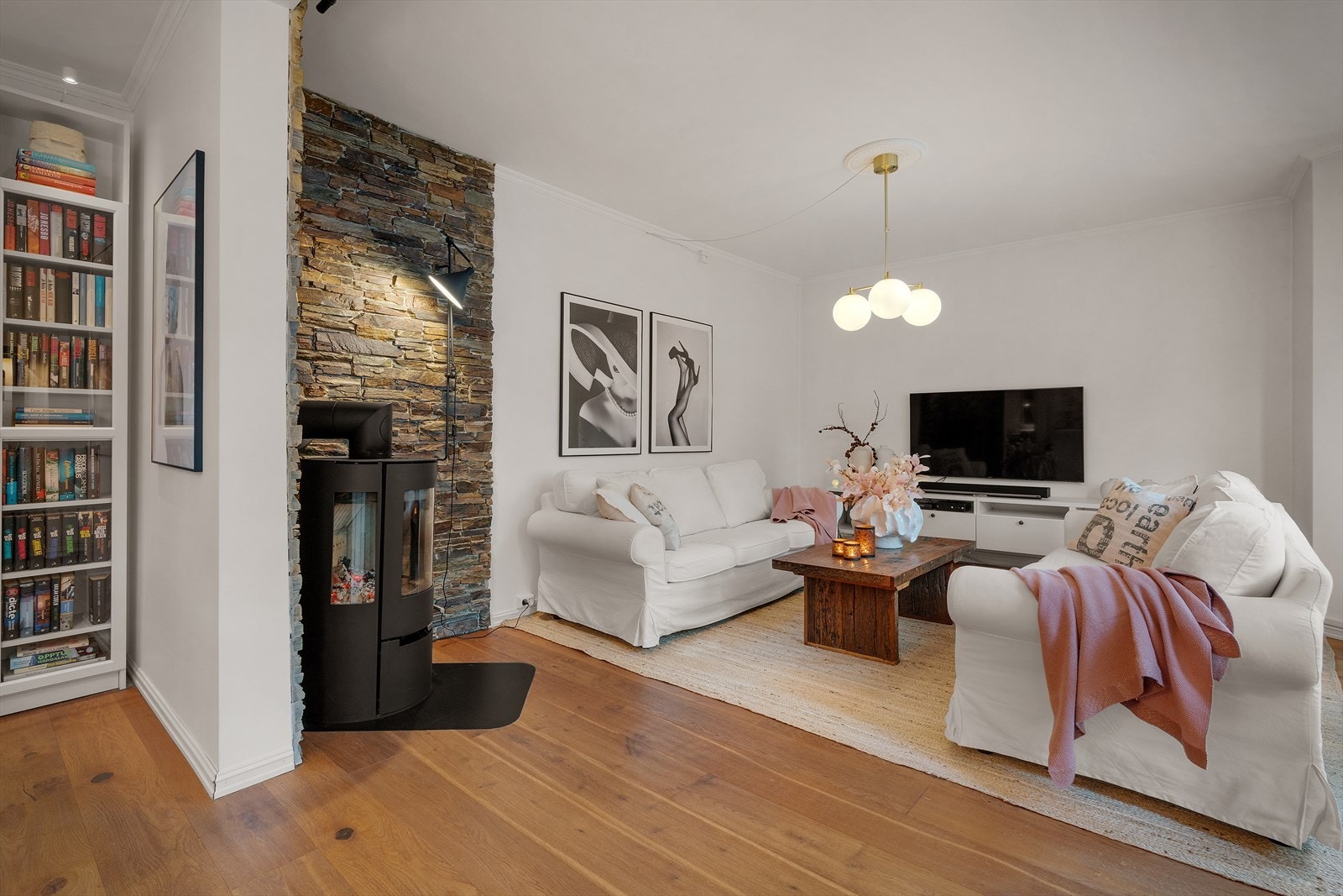 Den åpne løsningen gir en luftig romfølelse og fleksible møbleringsmuligheter. Galleribilde