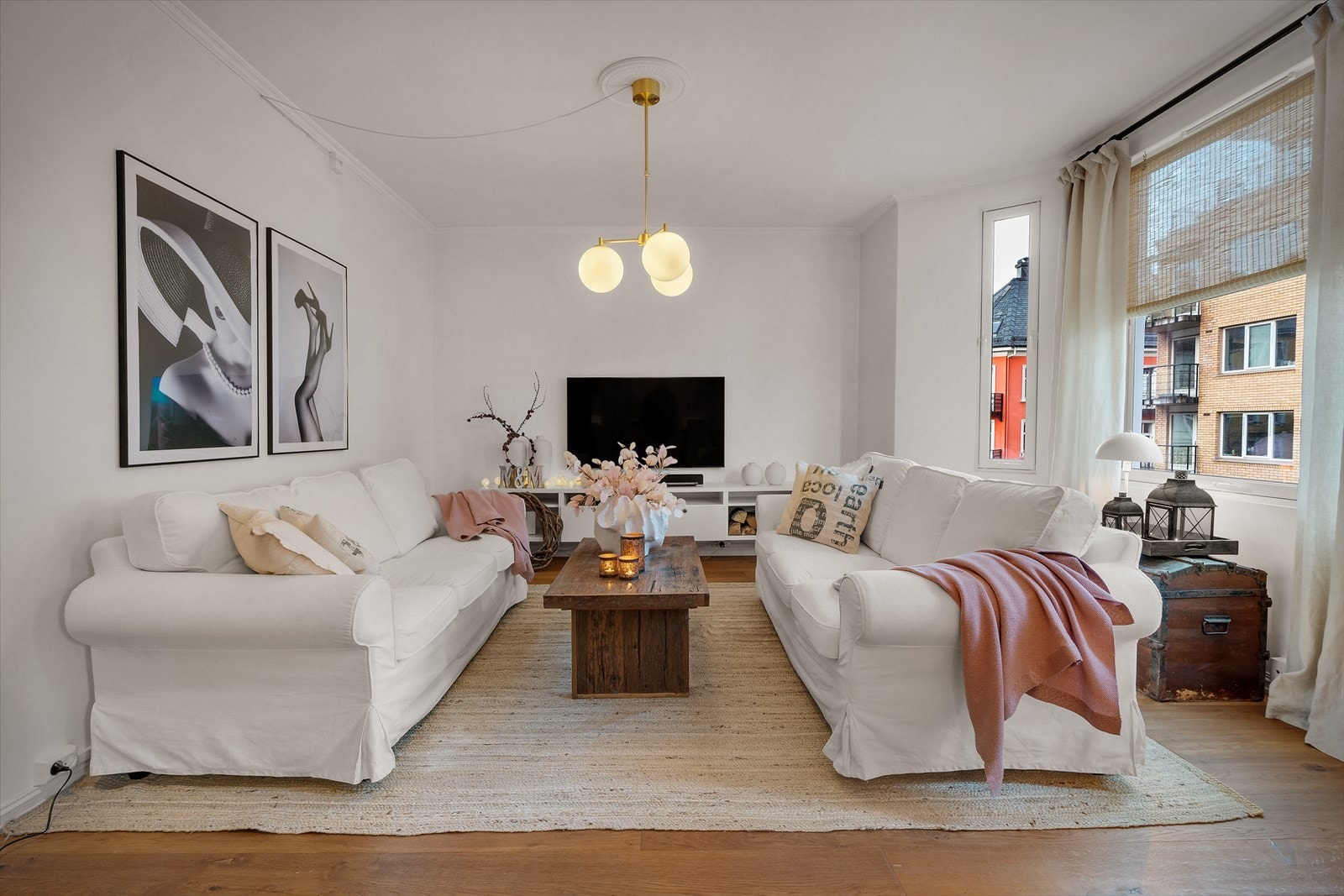 Rommet gir gode muligheter for plassering av TV samt øvrig møblement. Galleribilde