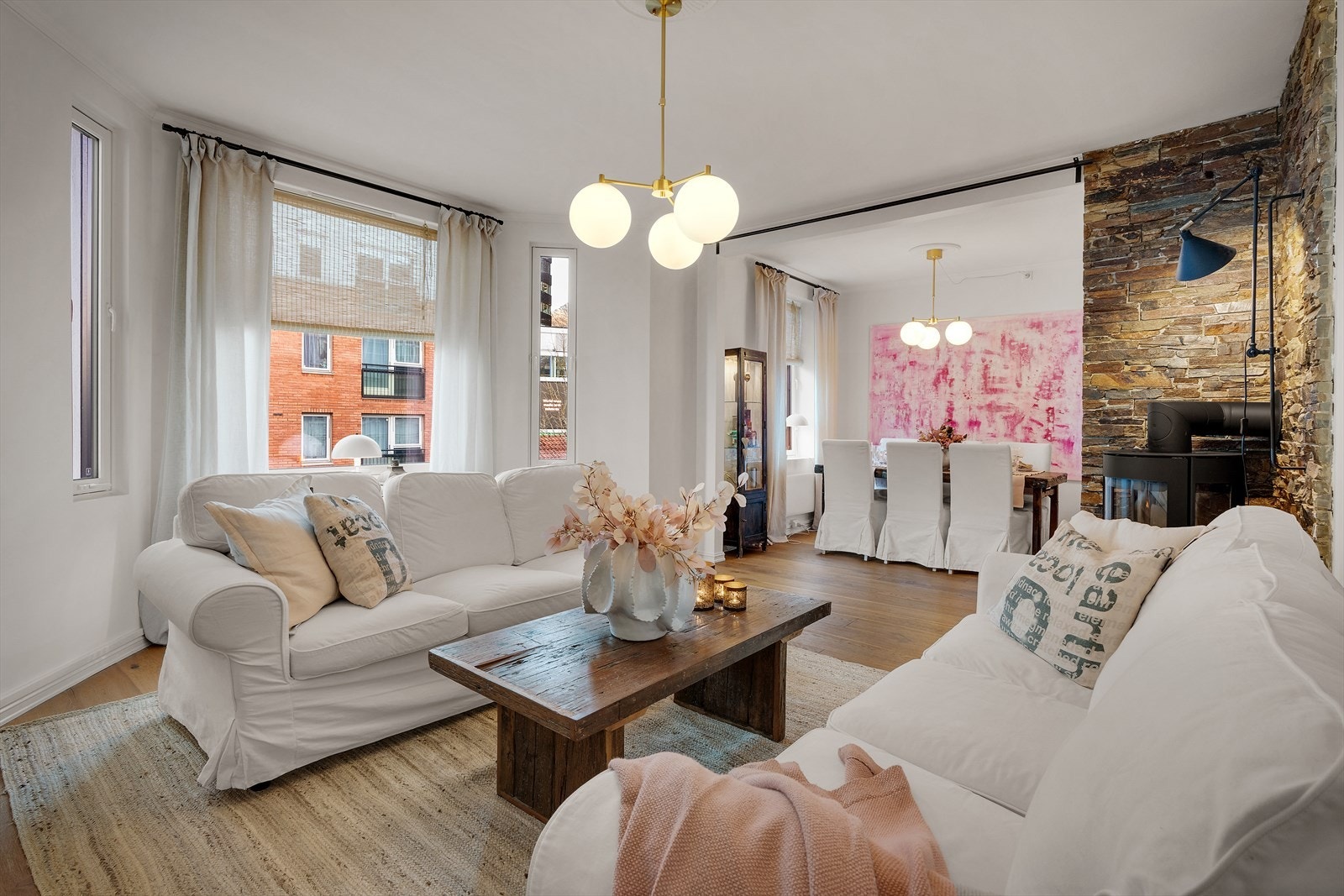 Romslig stue med peis og gode møbleringsmuligheter, med plass til både sofagruppe og spisebord. Galleribilde