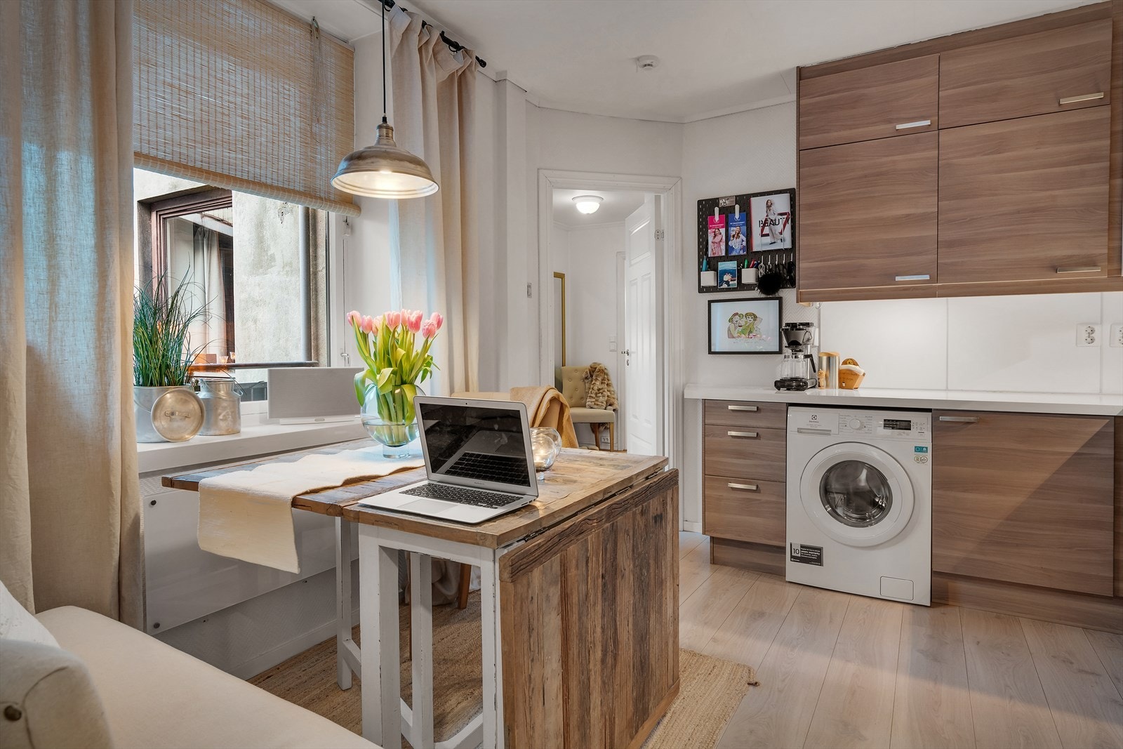 Det er også plass til en mindre spisegruppe, noe som gjør kjøkkenet både sosialt og hyggelig. Galleribilde