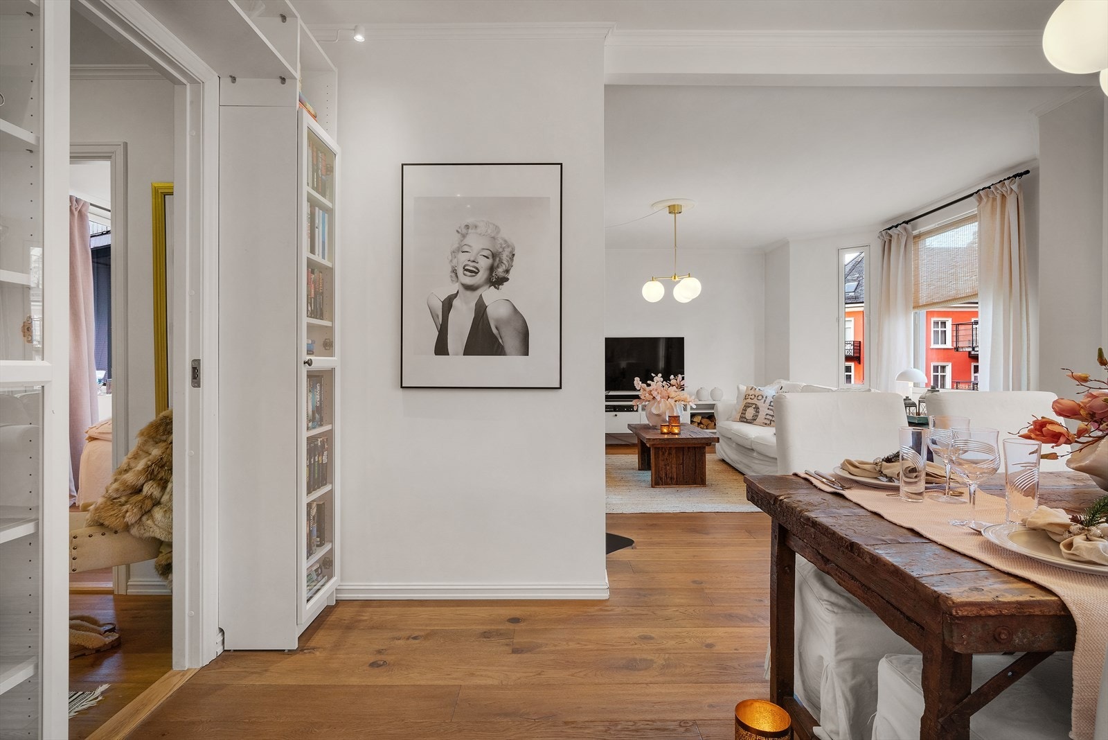 Lyse overflater og parkettgulv gjennomgående i oppholdsrommene. Galleribilde