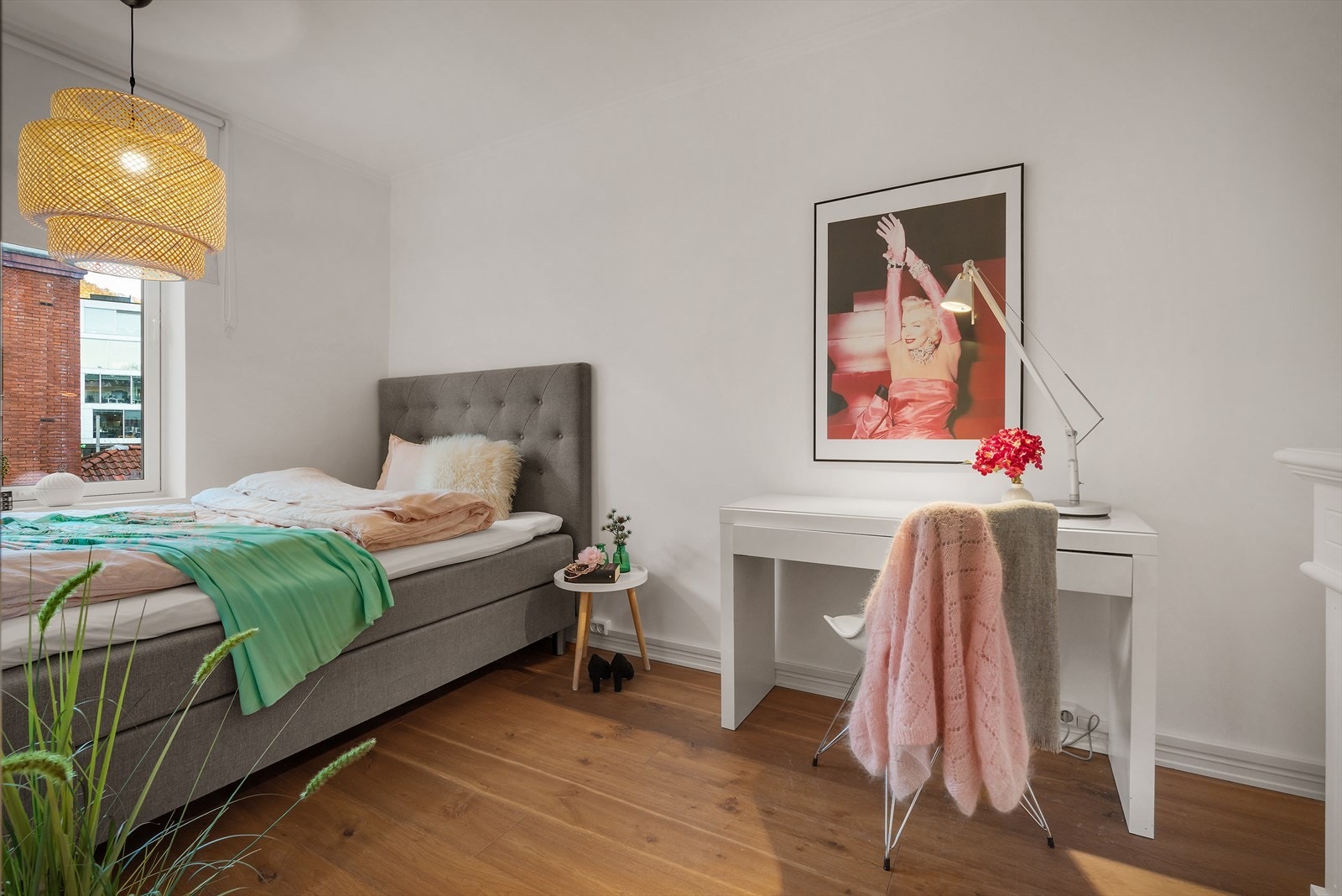 Rommet er på godkjente byggtegninger omtalt som stue, men er i dag innredet og benyttet som soverom. Galleribilde