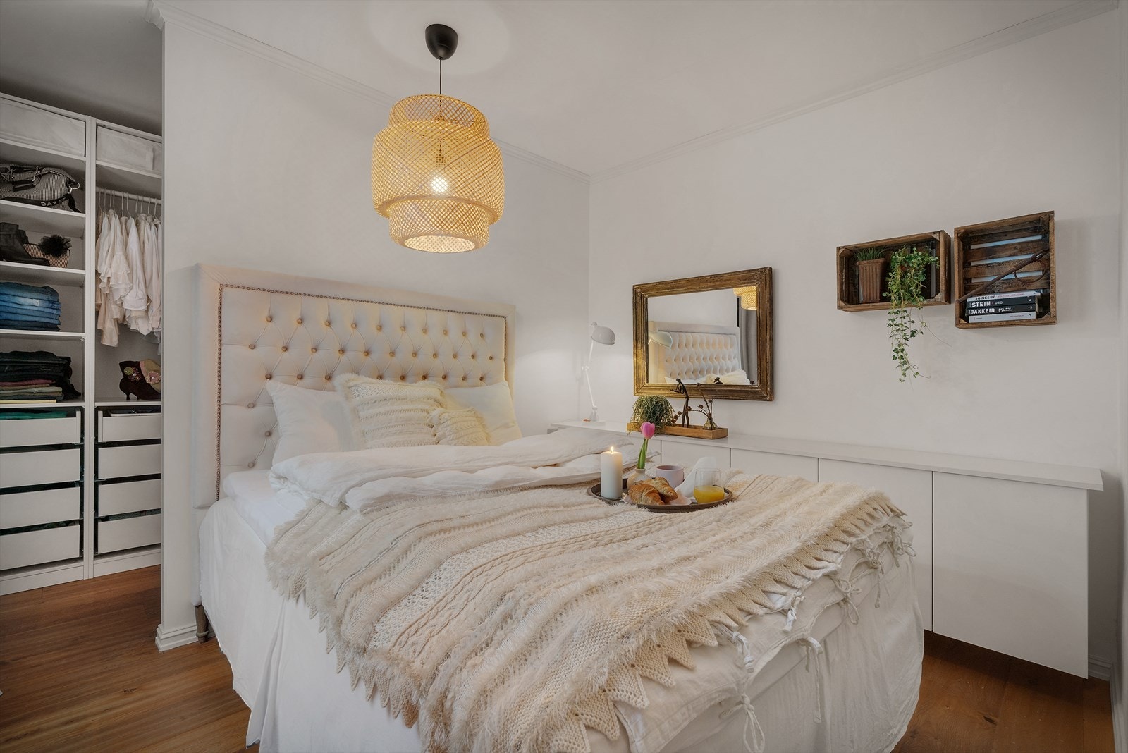 Lekkert innredet med egen walk-in garderobeløsning. Galleribilde