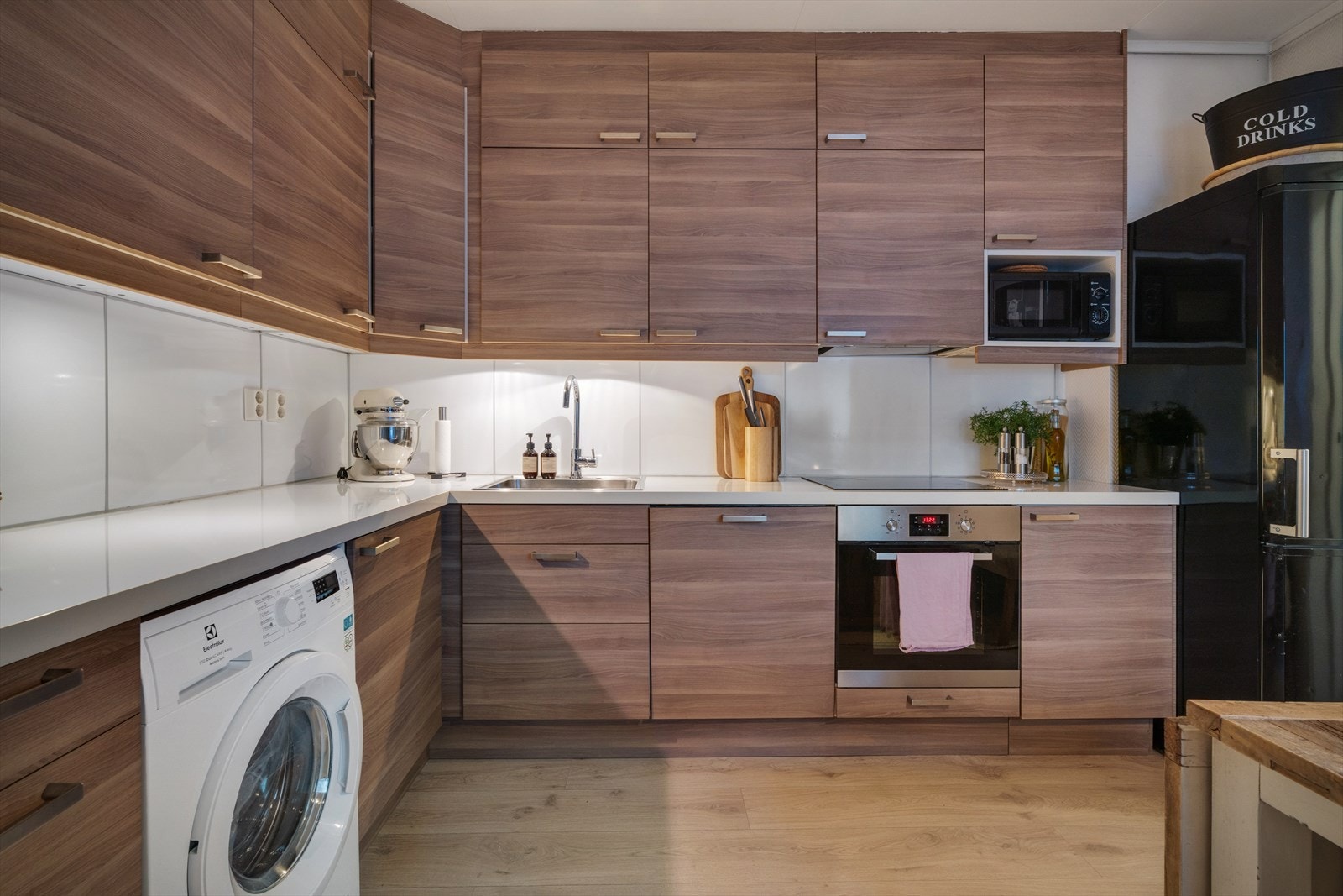 Rikelig med skapplass gir gode oppbevaringsmuligheter, kjøkkenet har opplegg for vaskemaskin. Galleribilde