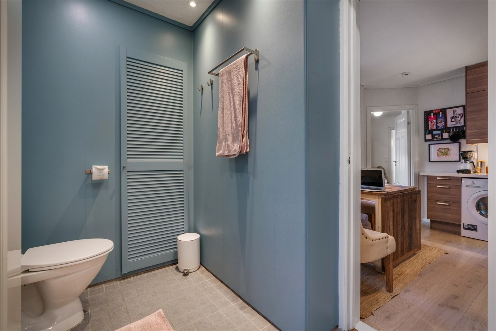 Fra kjøkkenet er det adkomst til badet. Galleribilde