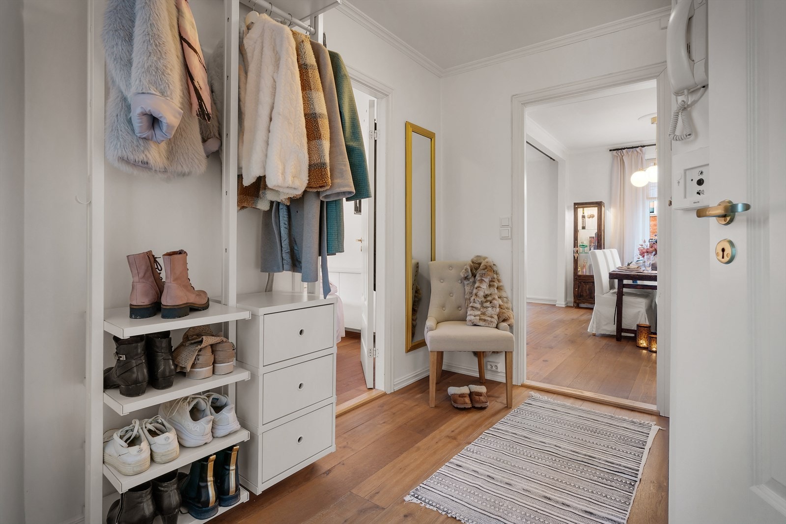 Fra entréen, med plass til oppbevaring av yttertøy, er det adkomst til soverommet. Galleribilde