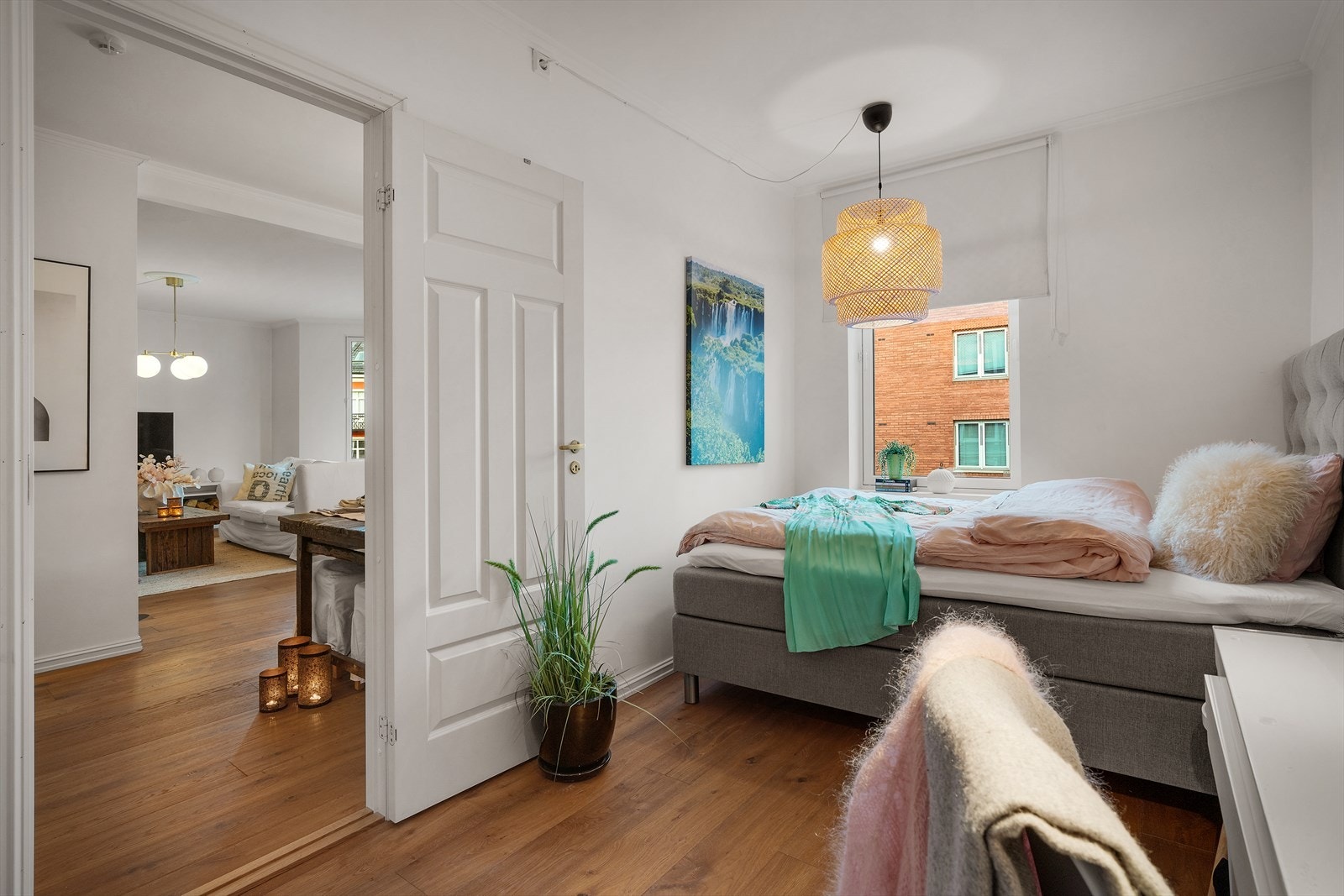 Videre fra spisestuen ledes man inn i et ekstra rom. Galleribilde