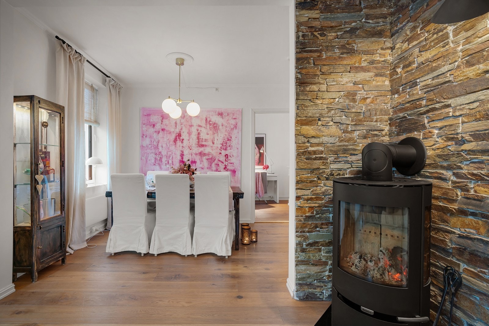 Videre fra stuen ledes man inn i spisestuen. Galleribilde