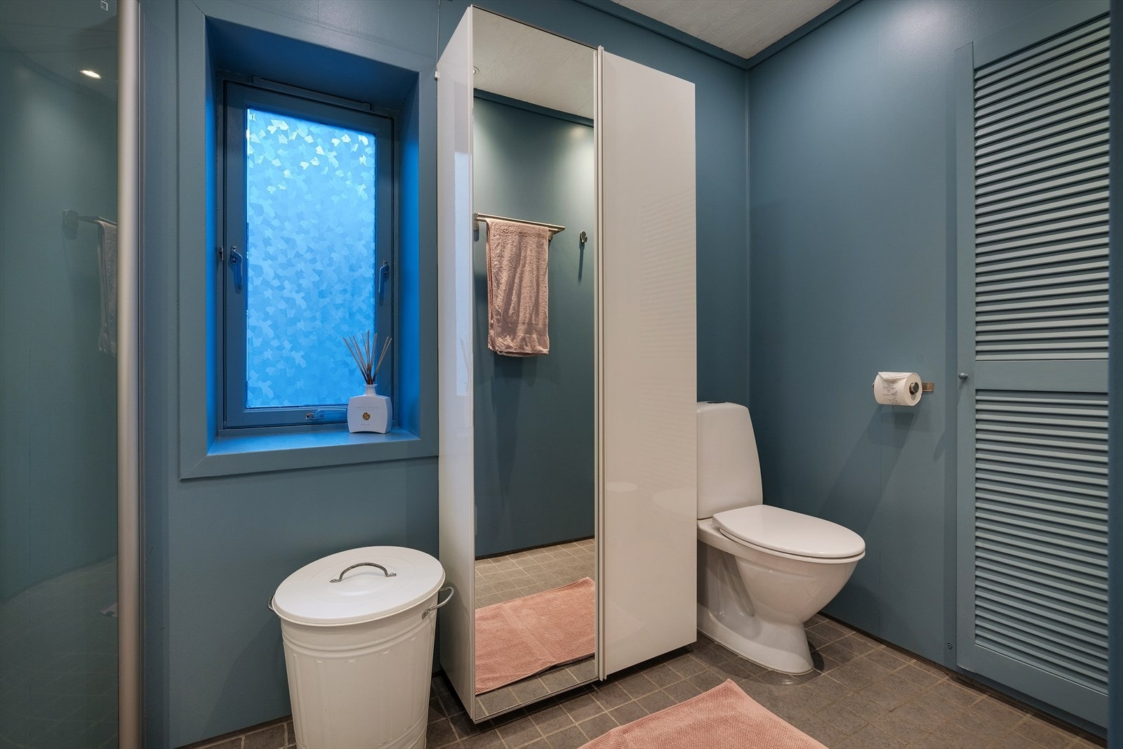 Badet har også plass til ekstra oppbevaring, noe som er praktisk i hverdagen. Galleribilde