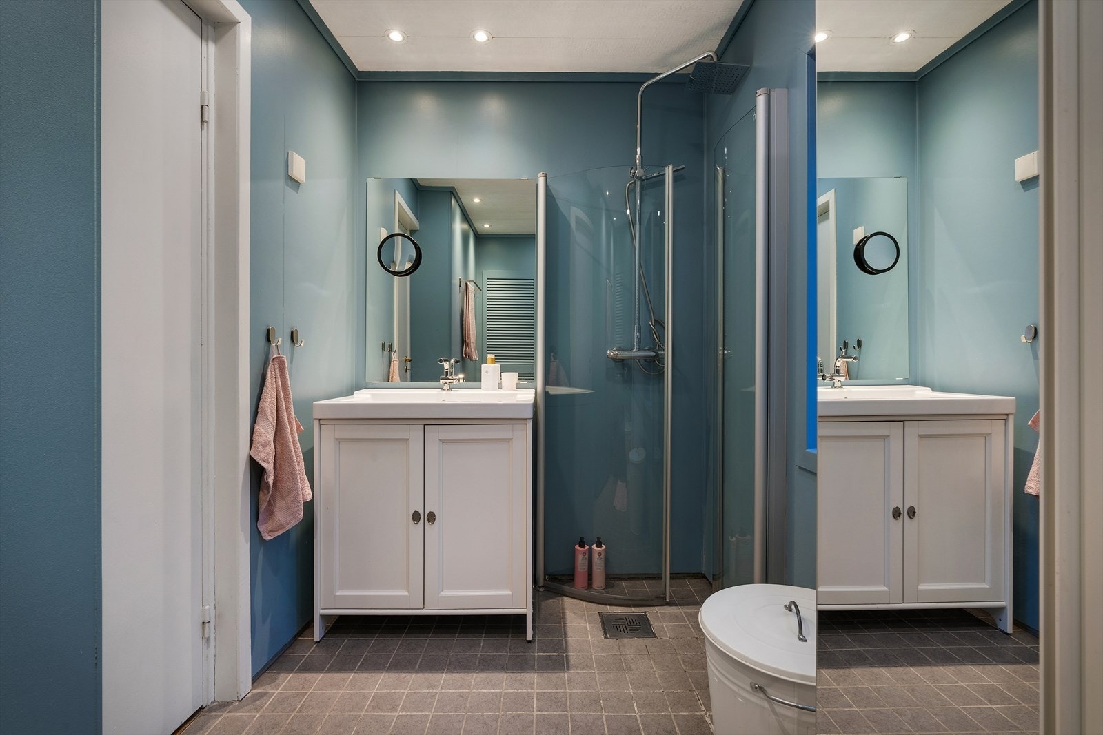 Badet har innredning bestående av nedfelt servant, toalett og dusjvegger i glass. Galleribilde