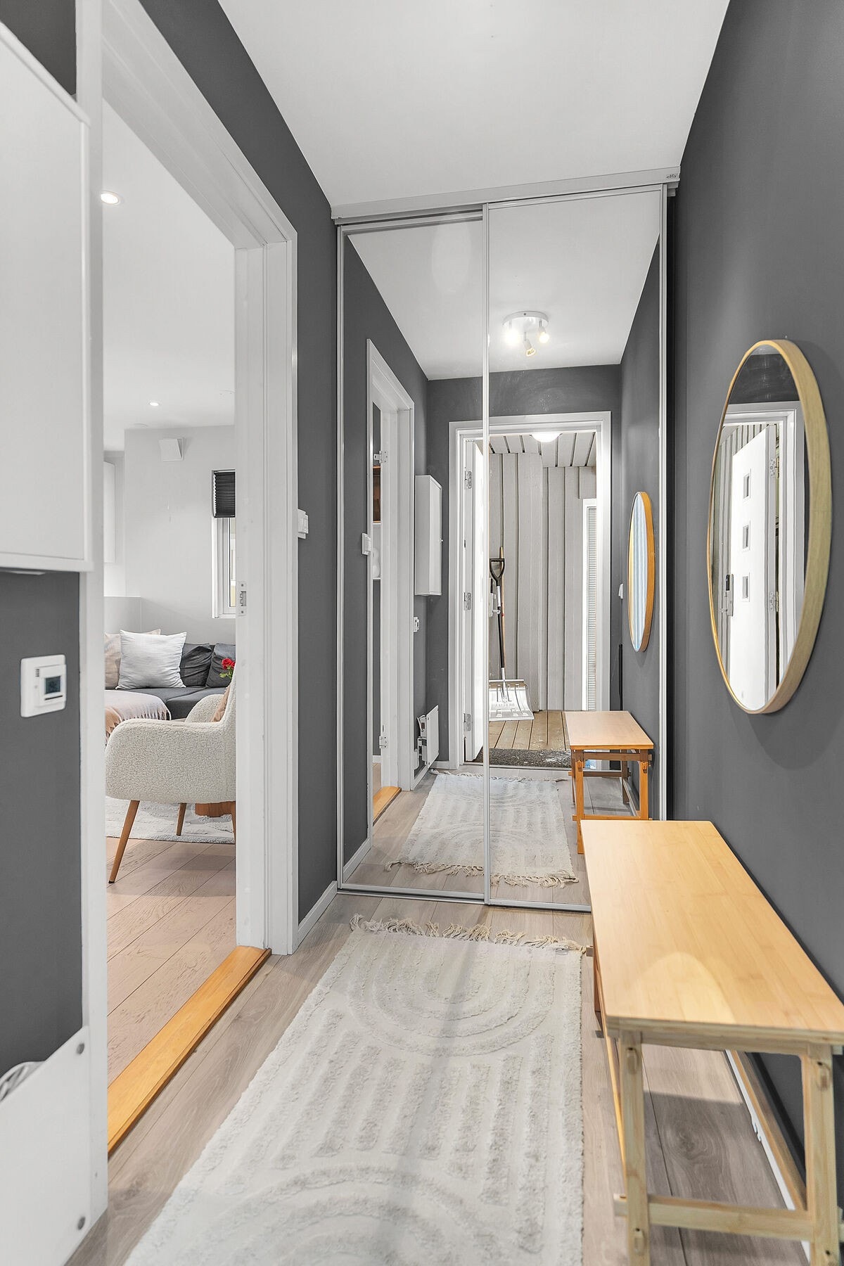 Syvedørsgarderobe i entré Galleribilde