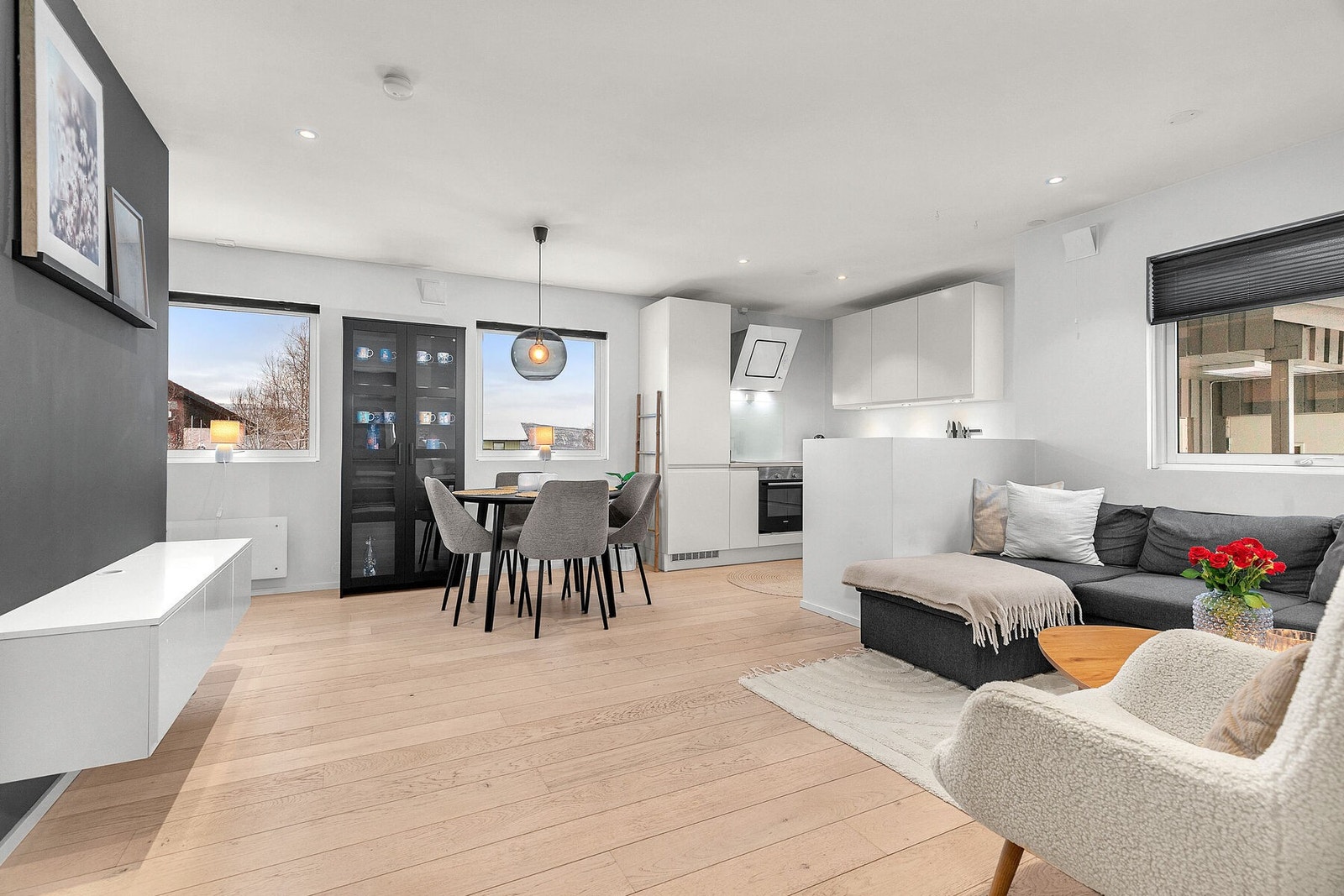 Lekker stue med parkett og spotter i tak. Åpen løsning mot kjøkken. Galleribilde