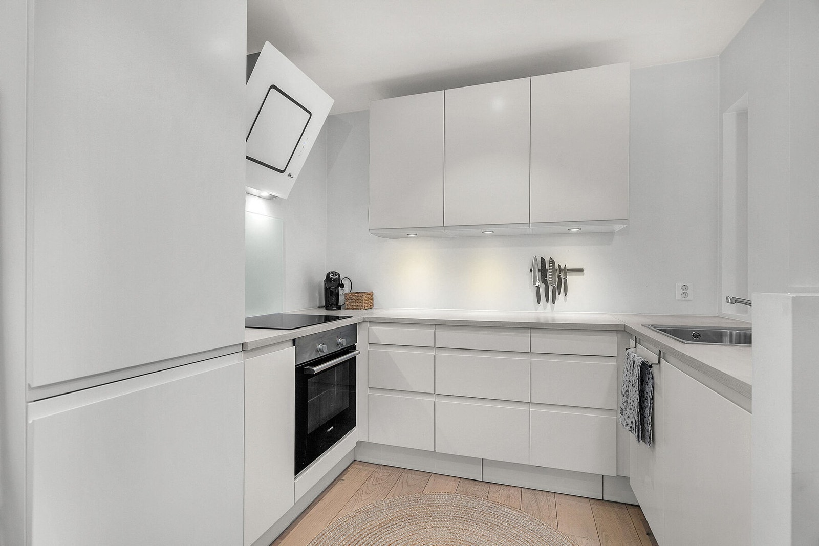 HTH-kjøkken fra 2016 med integrerte hvitevarer. Galleribilde