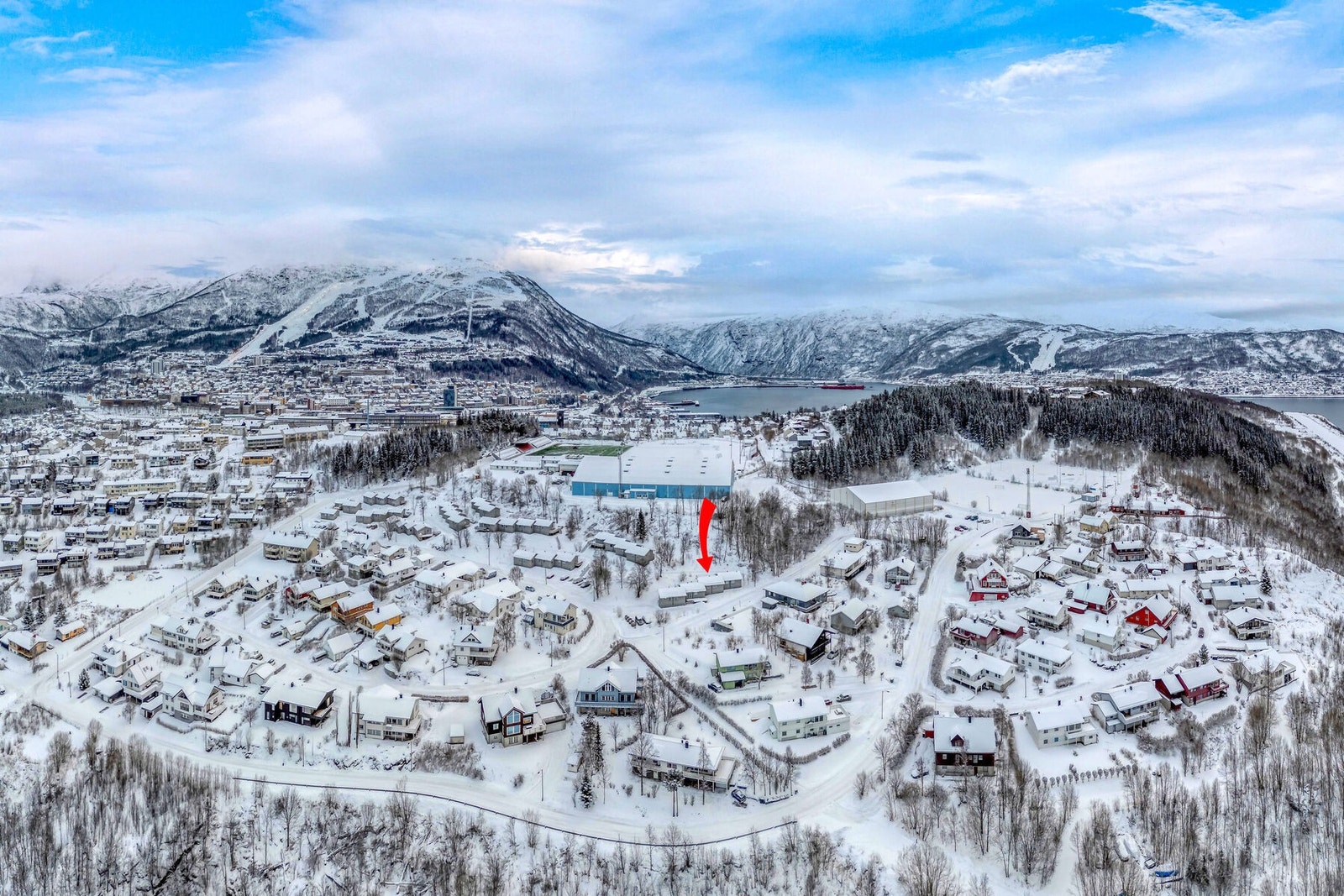 Fra boligen er det kort vei til skoler, idrettsanlegg, barnehage og turområder. Galleribilde