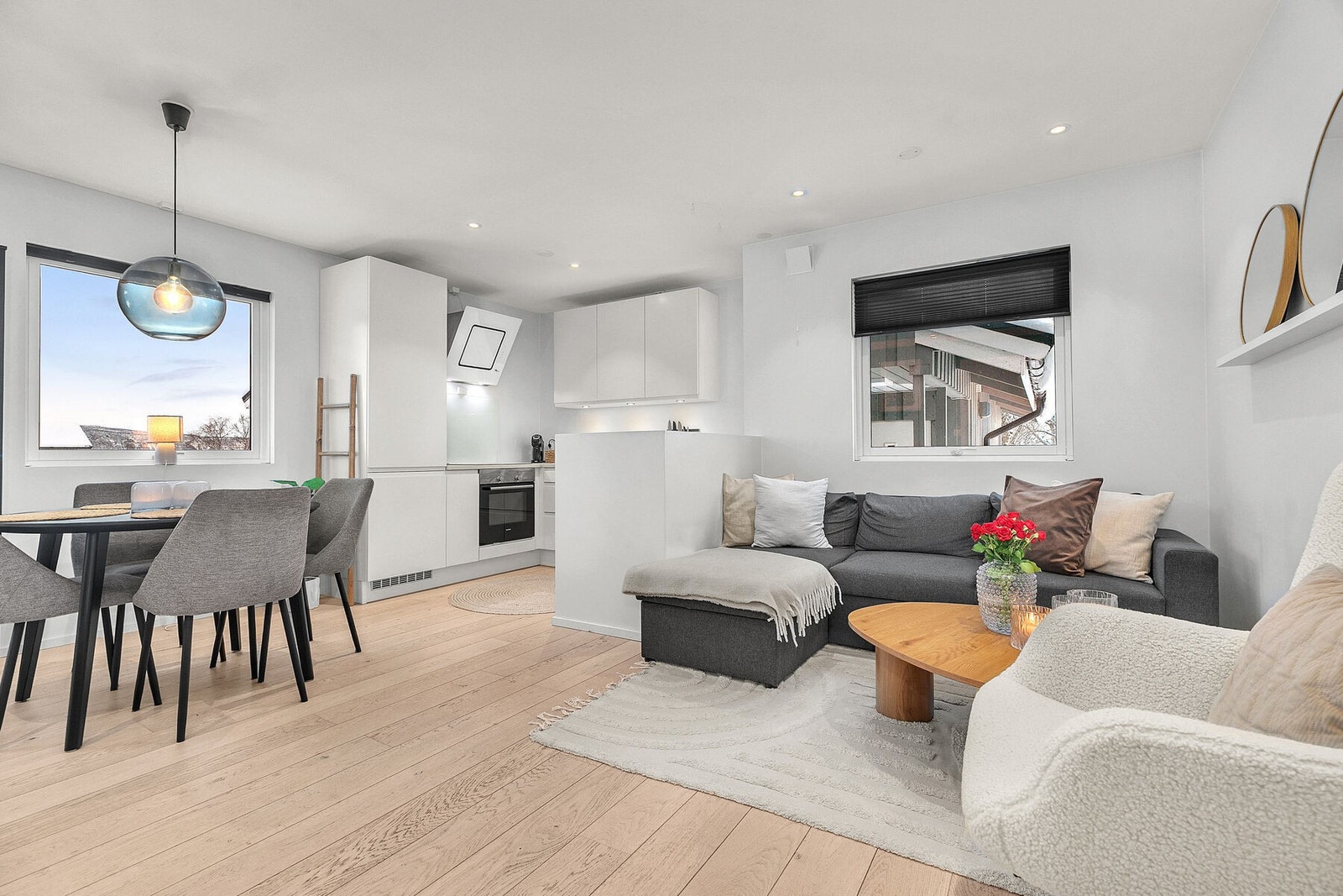 I stuen er det plass til både sofagruppe og spisebord Galleribilde