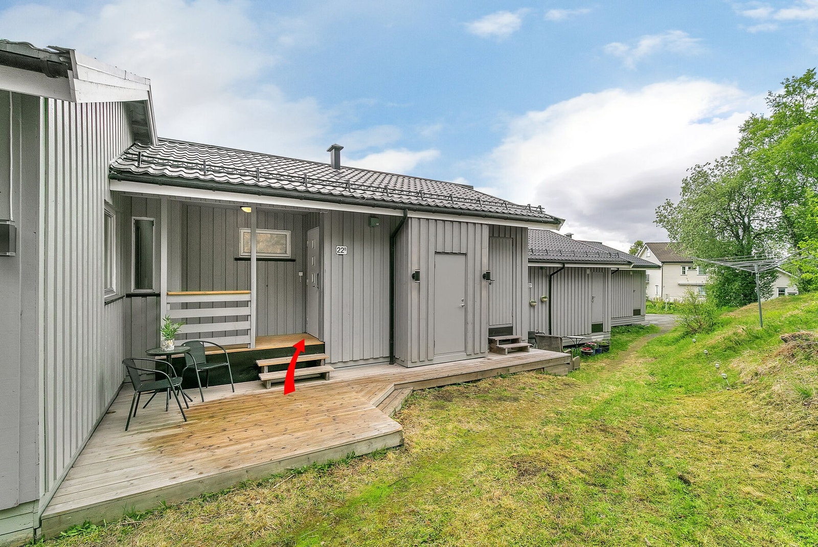 Inngangsparti med egen platting og to boder. Galleribilde