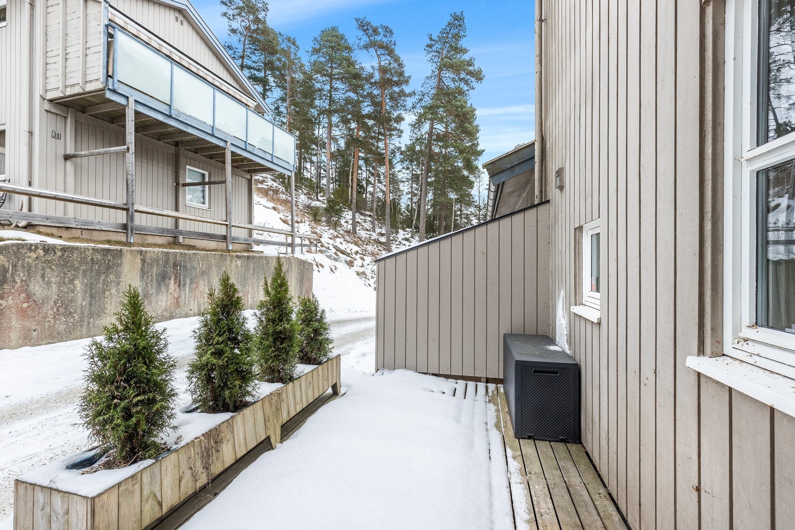 Trykkimpregnerte terrassebord ved inngangspartiet gir en solid uteplass. Galleribilde