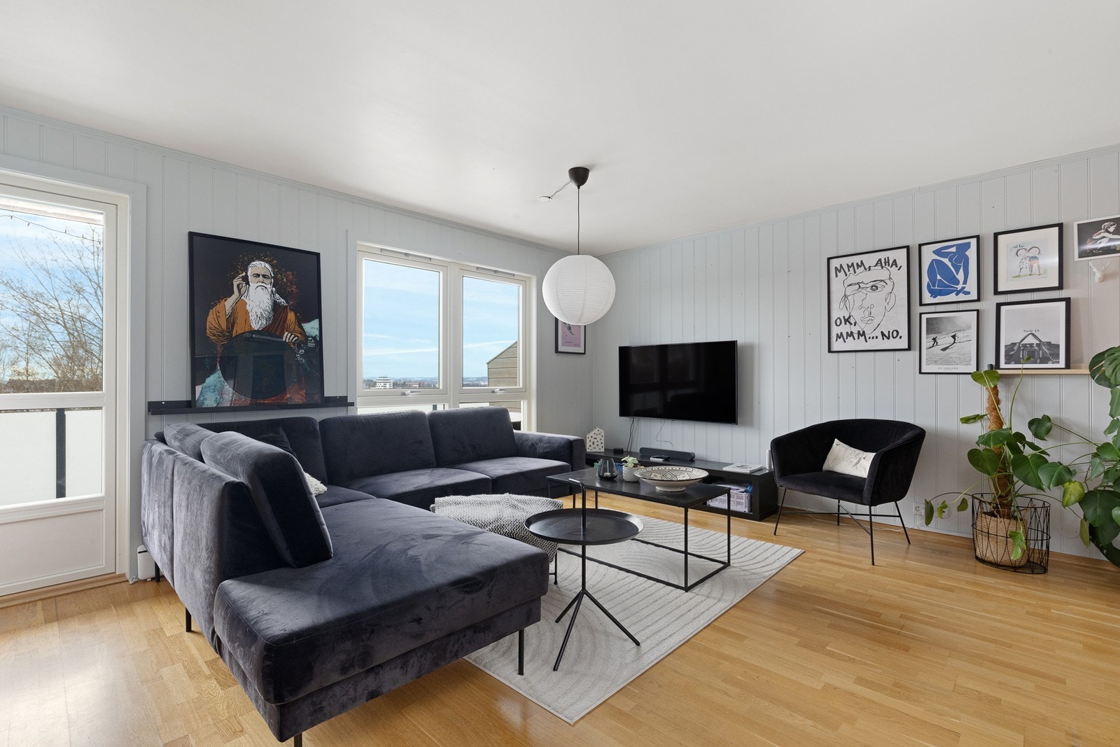 Utgang til balkong gir enkel tilgang til uteområdet fra stuen. Galleribilde