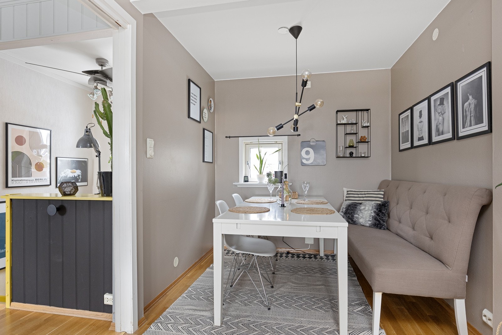 Spiseplassen ligger i tilknytning til kjøkkenet og har rom for et spisebord. Galleribilde