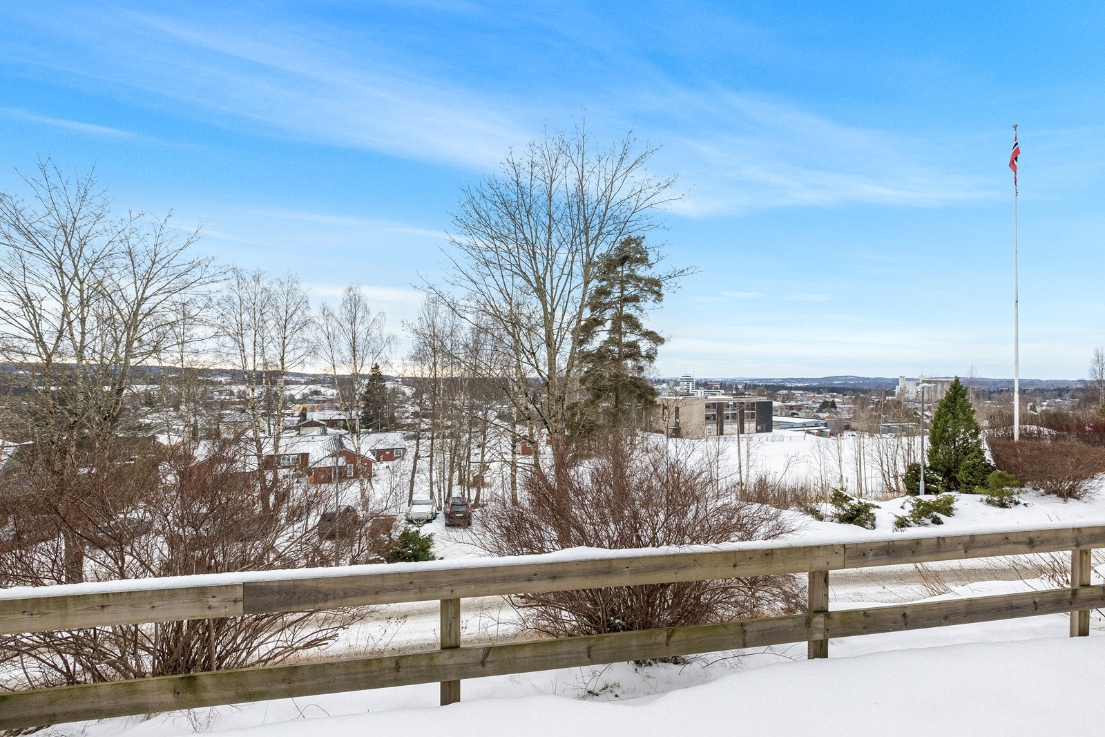 Utsyn mot grøntområde og nærliggende bebyggelse gir en åpen følelse. Galleribilde