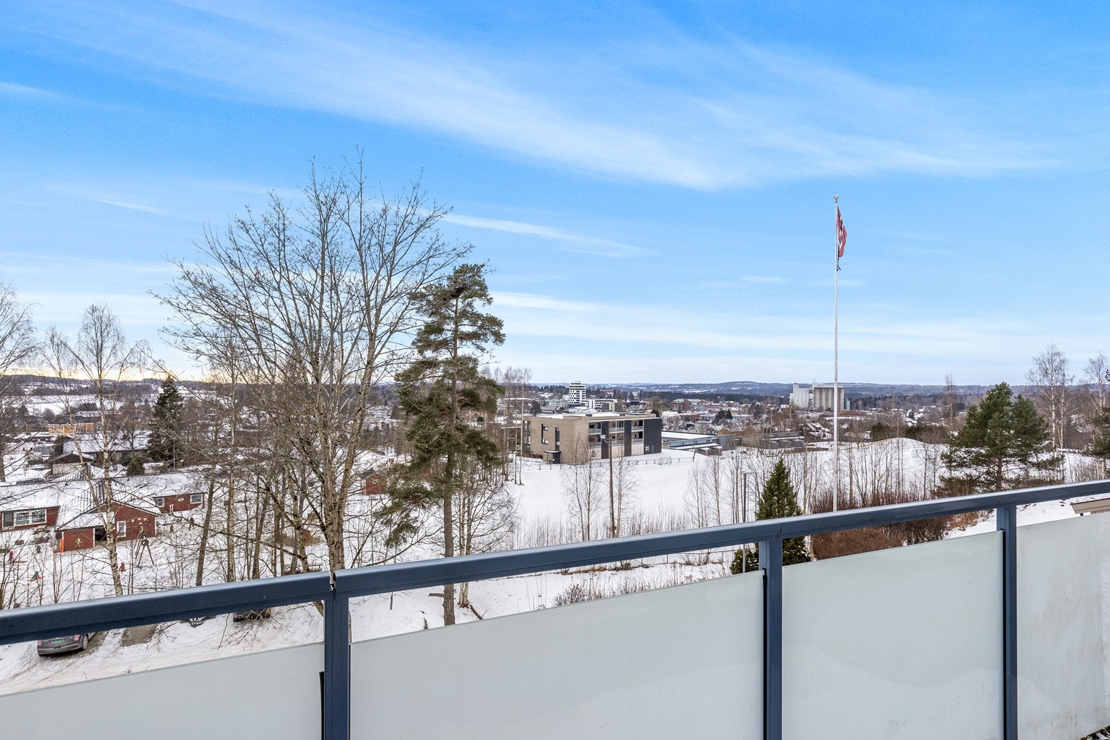 Utsyn mot nærområdet gir en følelse av åpenhet og tilknytning til omgivelsene. Galleribilde