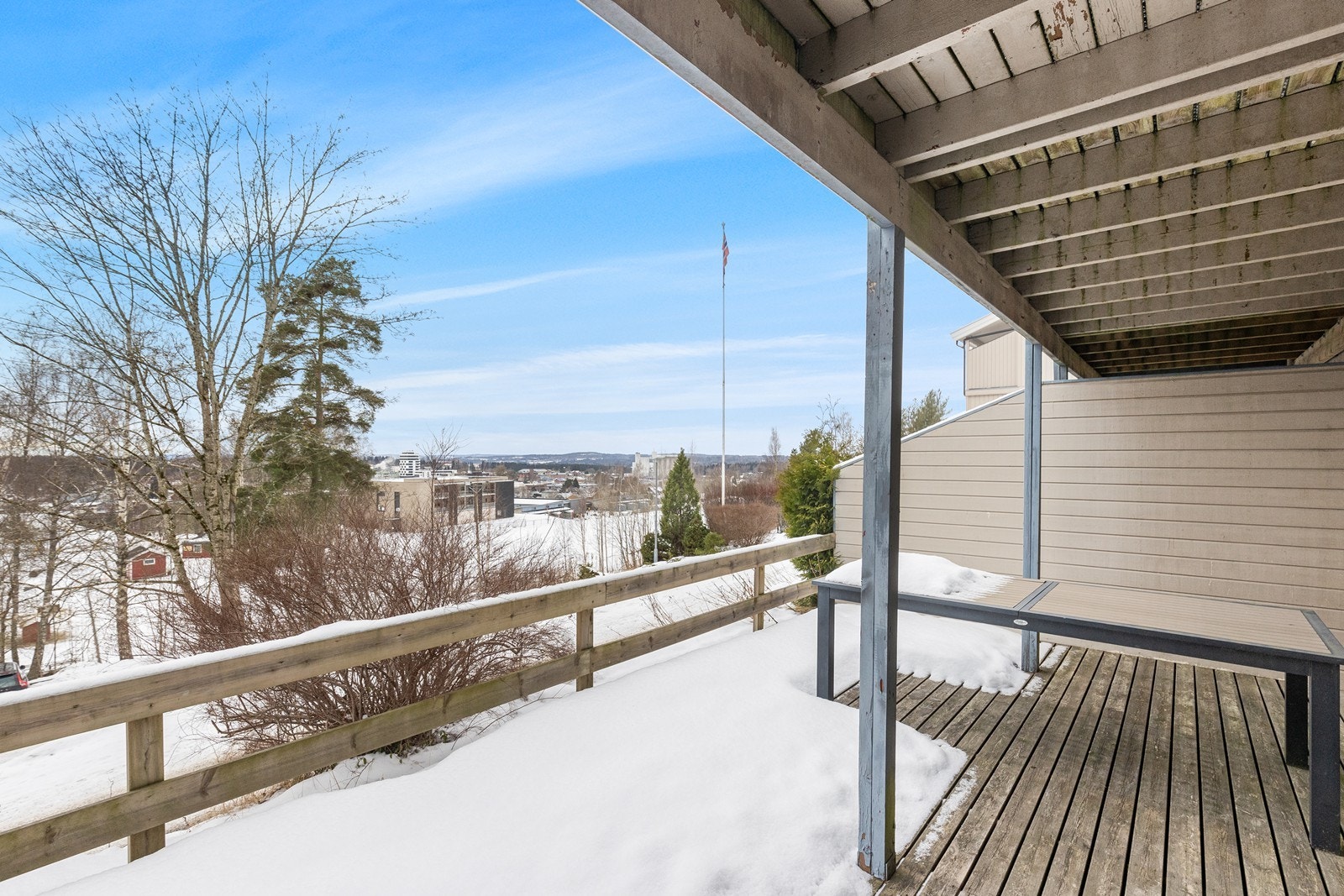 Treterrassen i underetasjen gir rom for avslapning og nyter godt av naturlig lys. Galleribilde