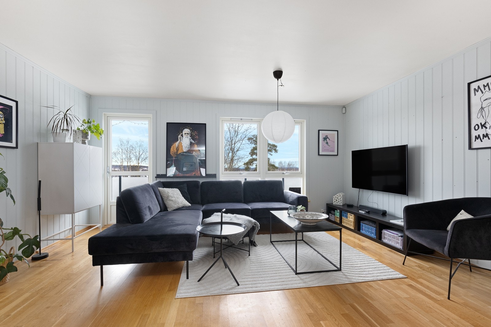 Store vindusflater gir godt lysinnslipp i stuen. Galleribilde