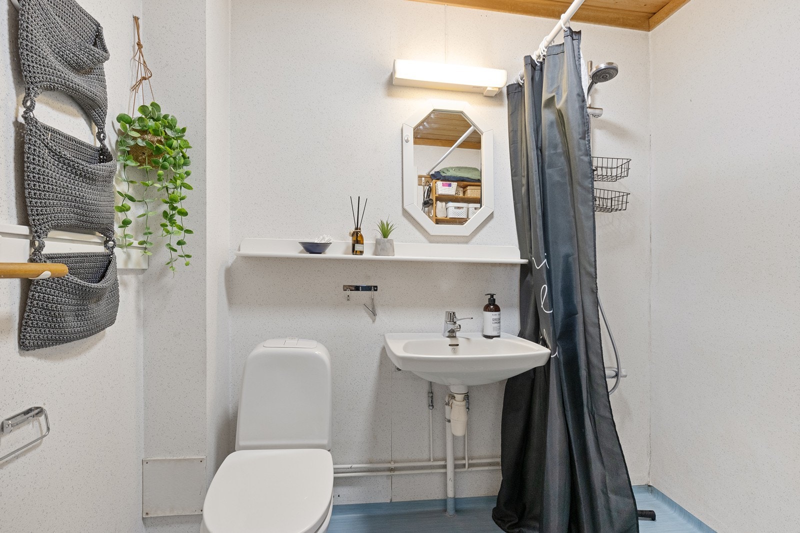 Badet i underetasjen har våtromstapet på vegger og vinylbelegg på gulv, og krever totalrenovering for å møte dagens krav. Galleribilde