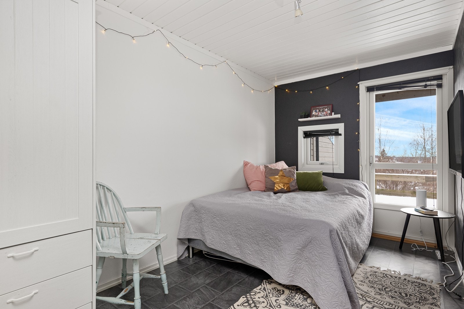 Soverom 1 med utgang til terrasse. Galleribilde