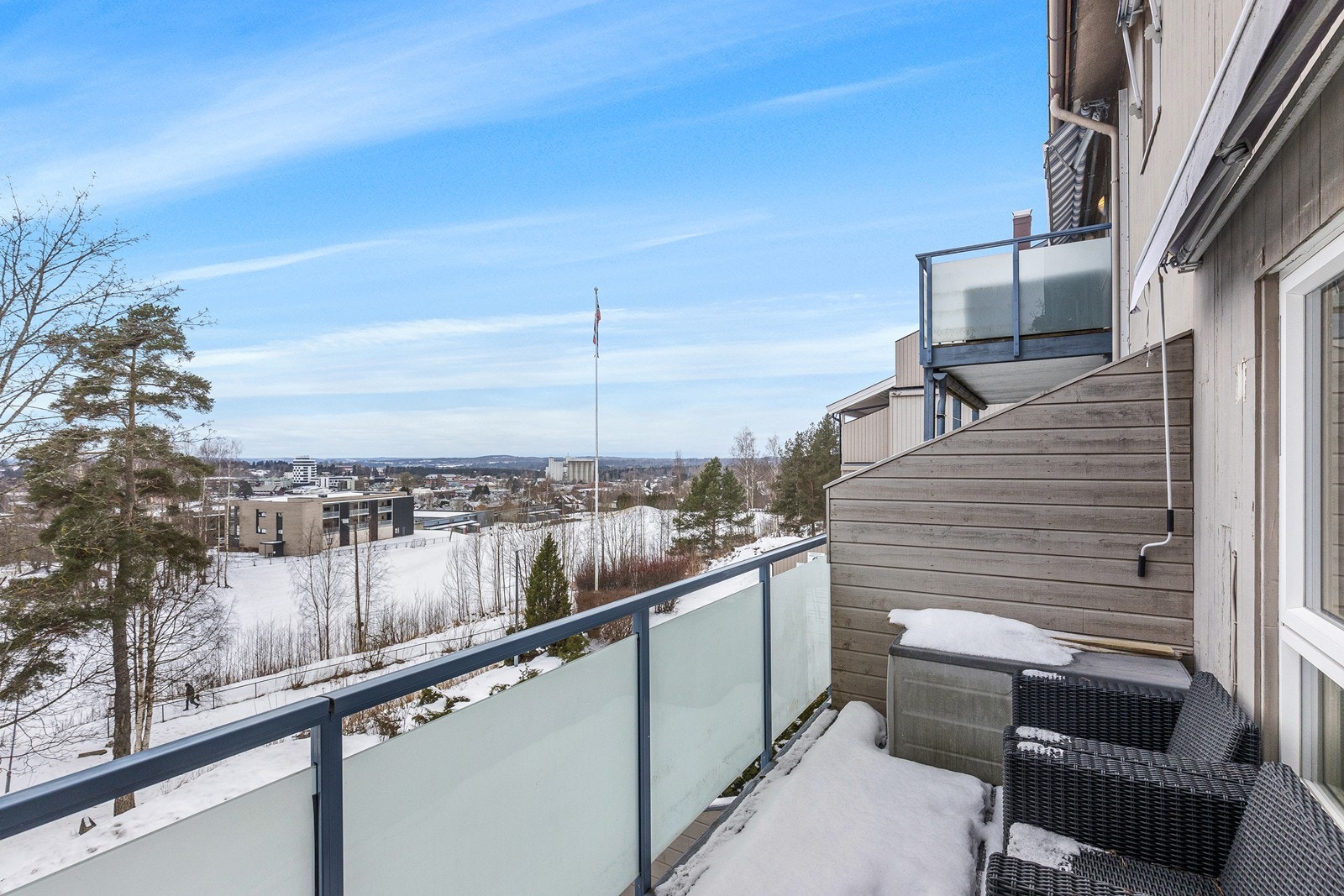 Terrassen er utstyrt med glassrekkverk som gir et moderne uttrykk. Galleribilde