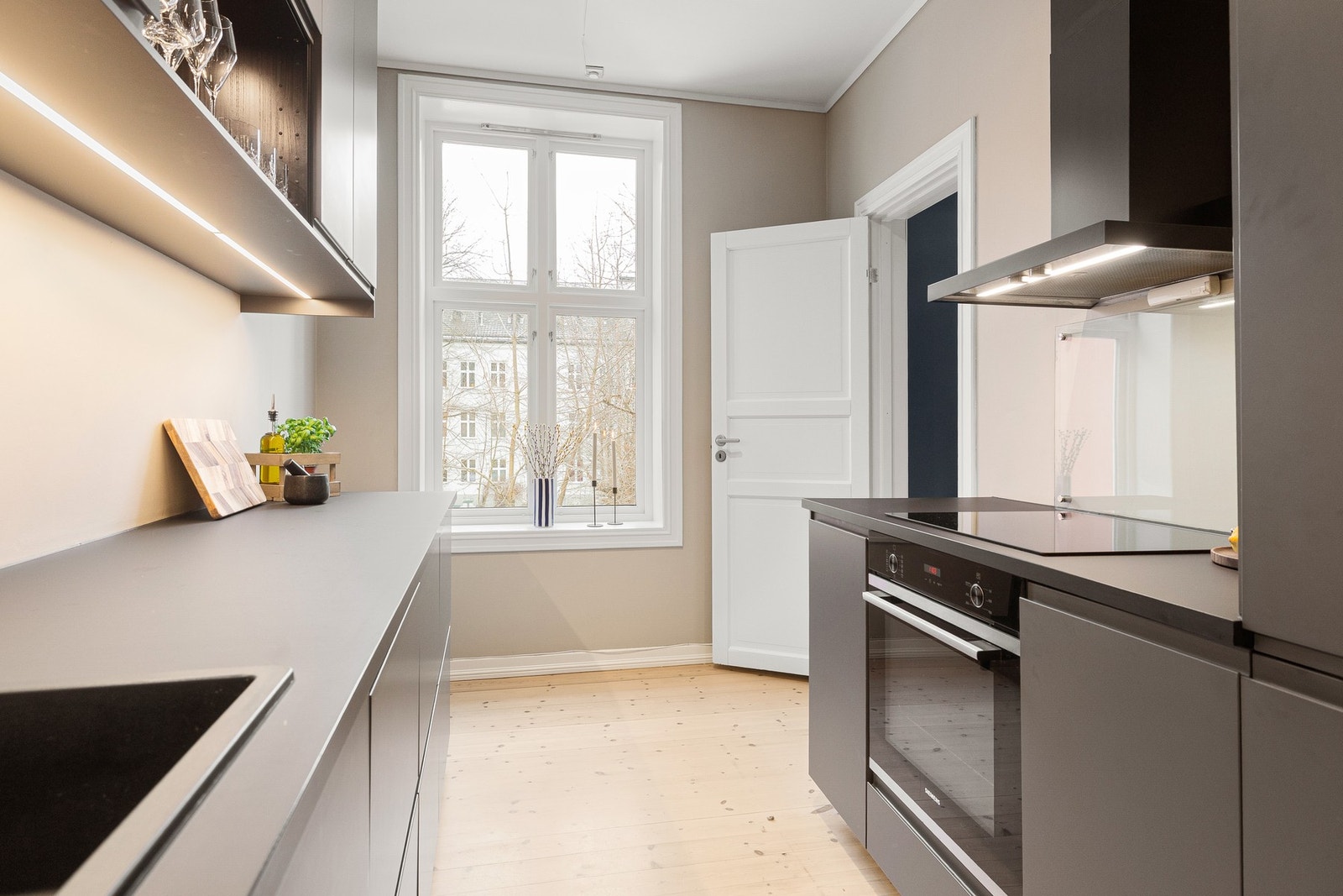 Leiligheten byr på gjennomgåede planløsning, stilrent kjøkken fra 2022 og klassiske detaljer. Galleribilde