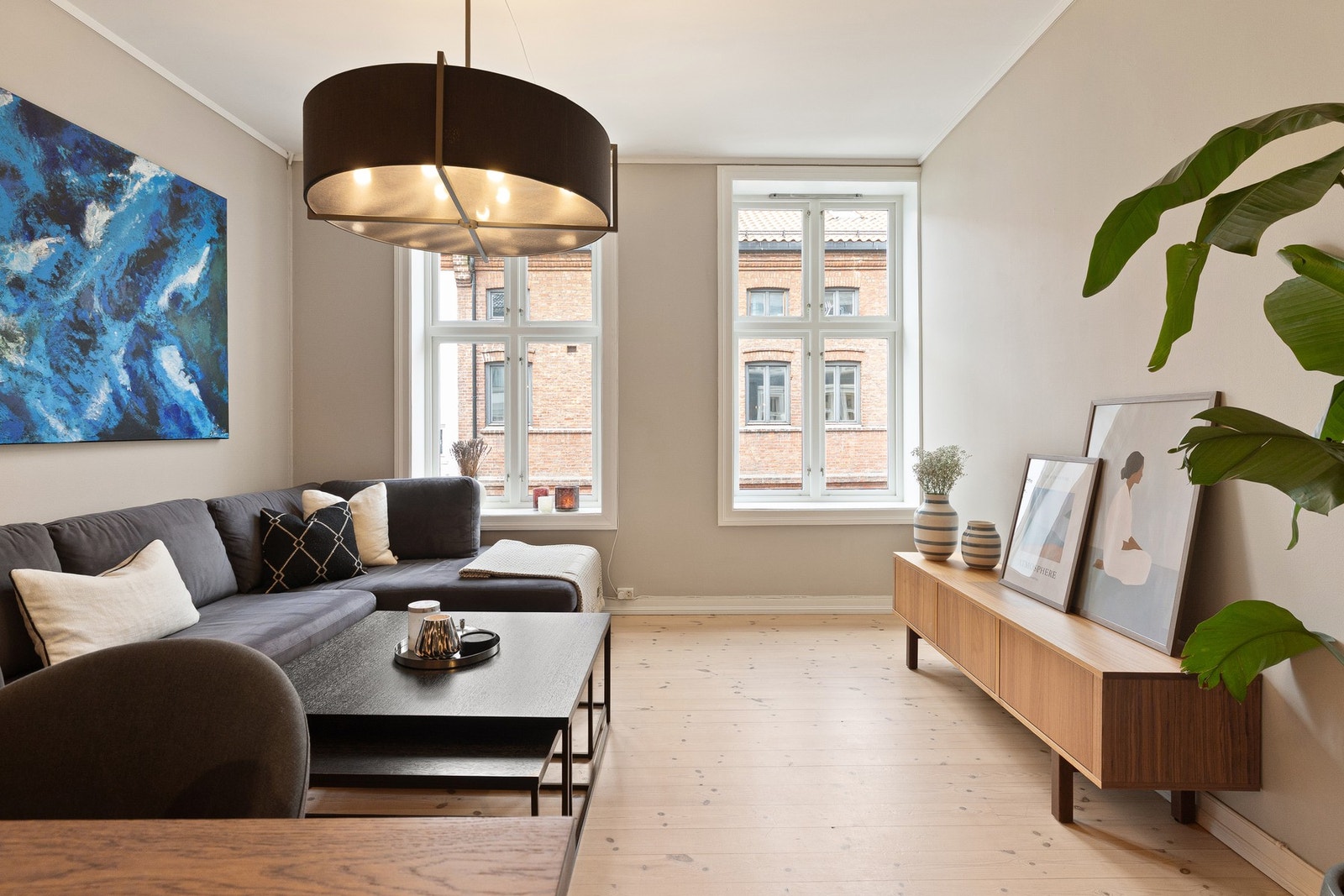 Luftig og lekker stue med god plass til både sofagruppe og spisebord. Galleribilde