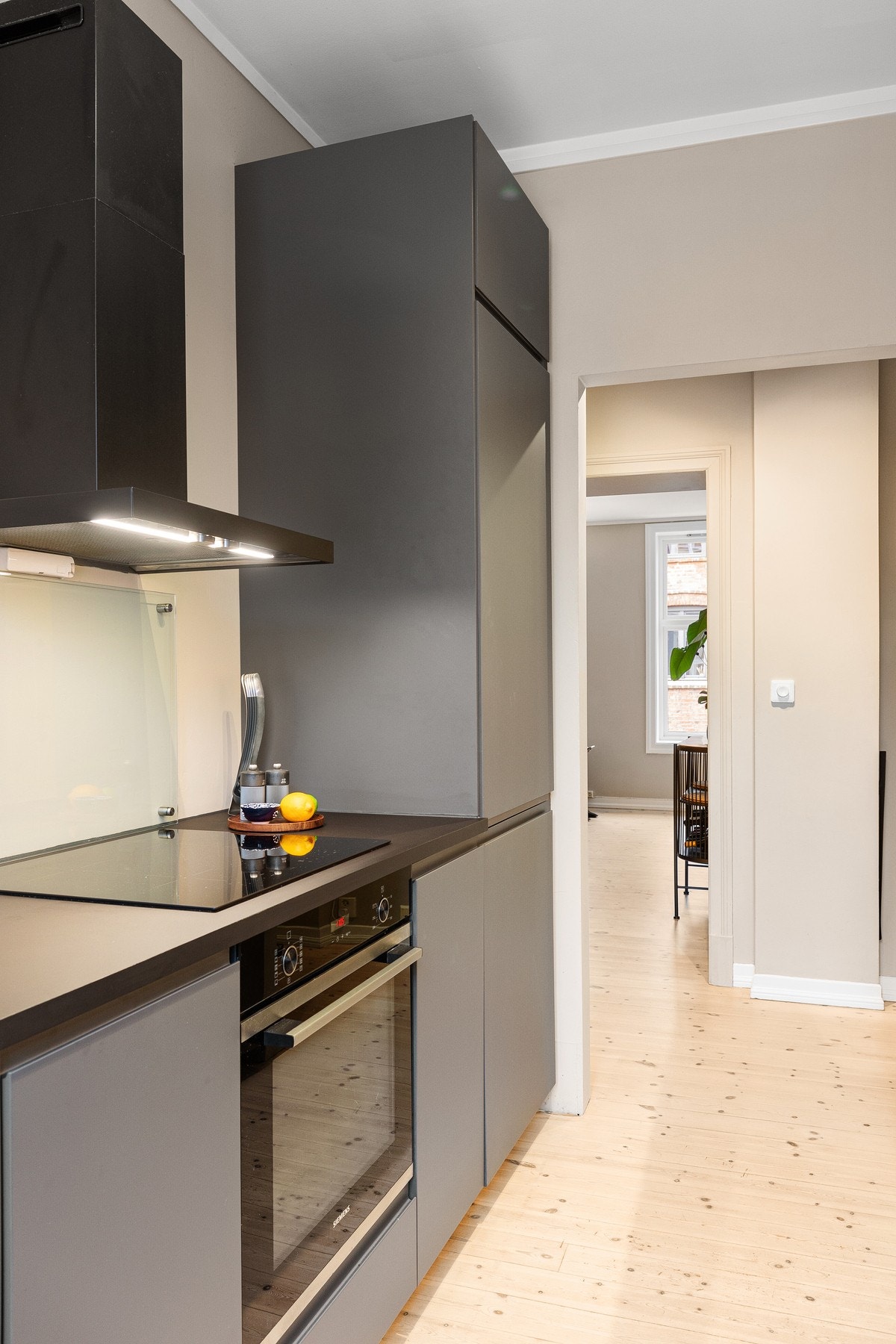 Kjøkkenet er innredet med moderne innredning og integrerte hvitevarer bestående av stekeovn, induksjon koketopp, oppvaskmaskin samt kombinert kjøl-/fryseskap som medfølger handelen. Galleribilde