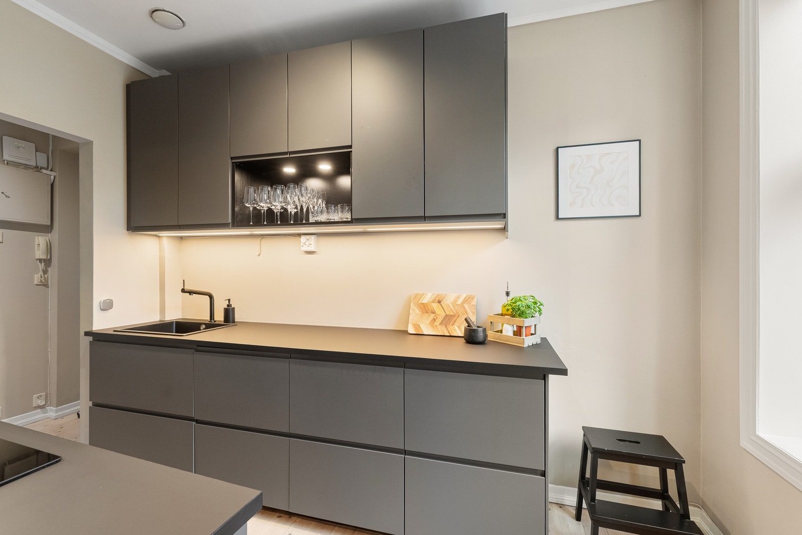 Rommets størrelse gir også mulighet for spiseplass, og kjøkkenet understreker boligens fleksible og praktiske planløsning. Galleribilde