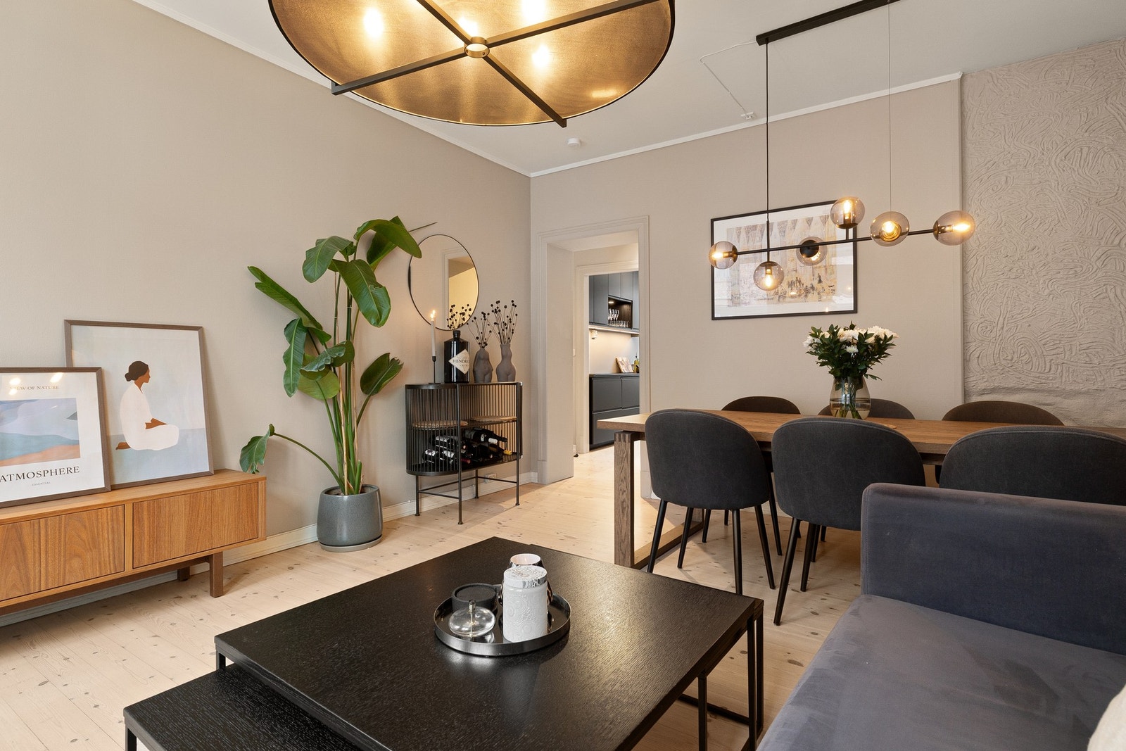 Planløsningen gir tydelige soner som gjør rommet enkelt å møblere, samtidig som helheten oppleves åpen og sosial. Galleribilde