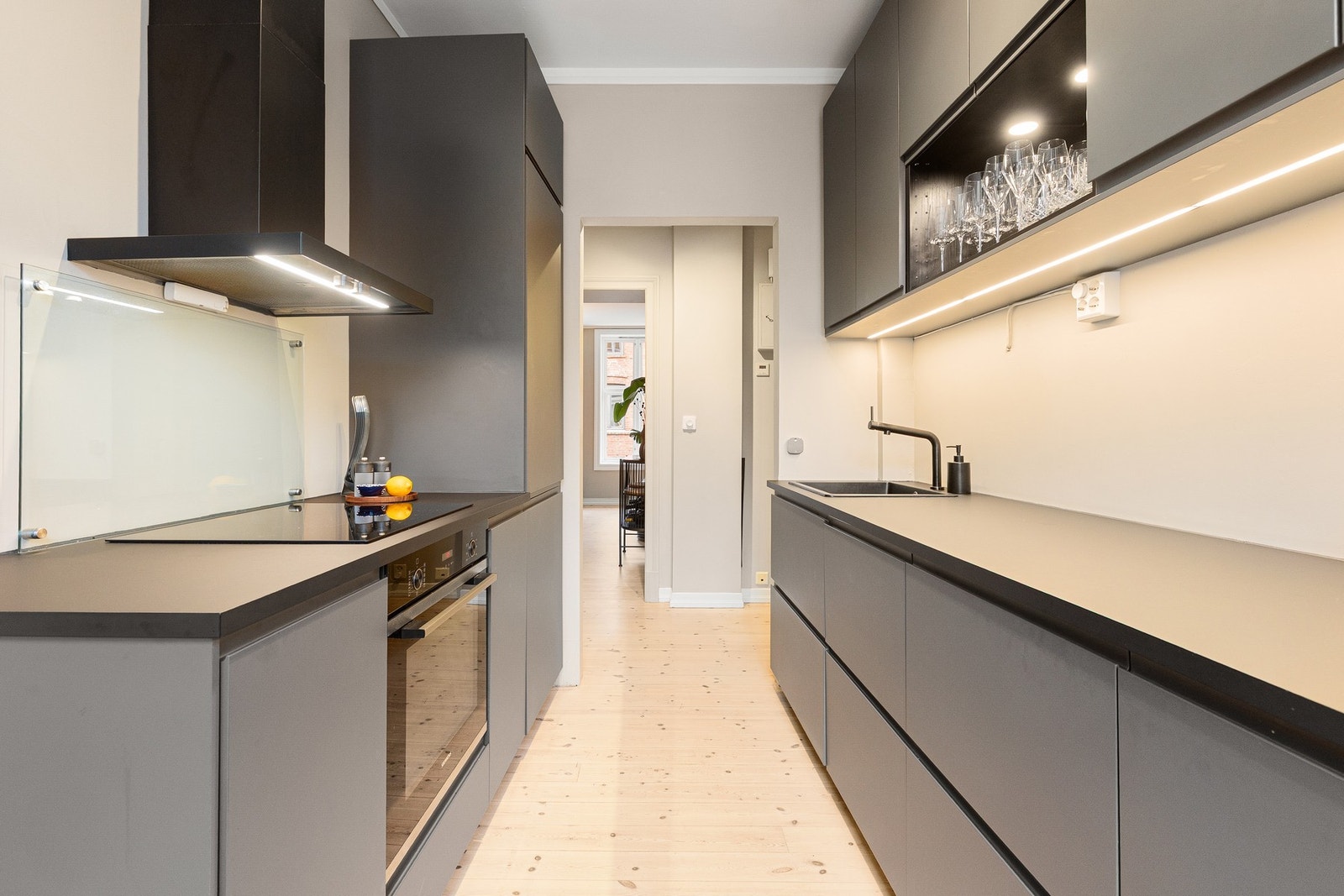 Moderne kjøkken fra 2022 med tidløse fargevalg og god skap- og benkplass. Galleribilde