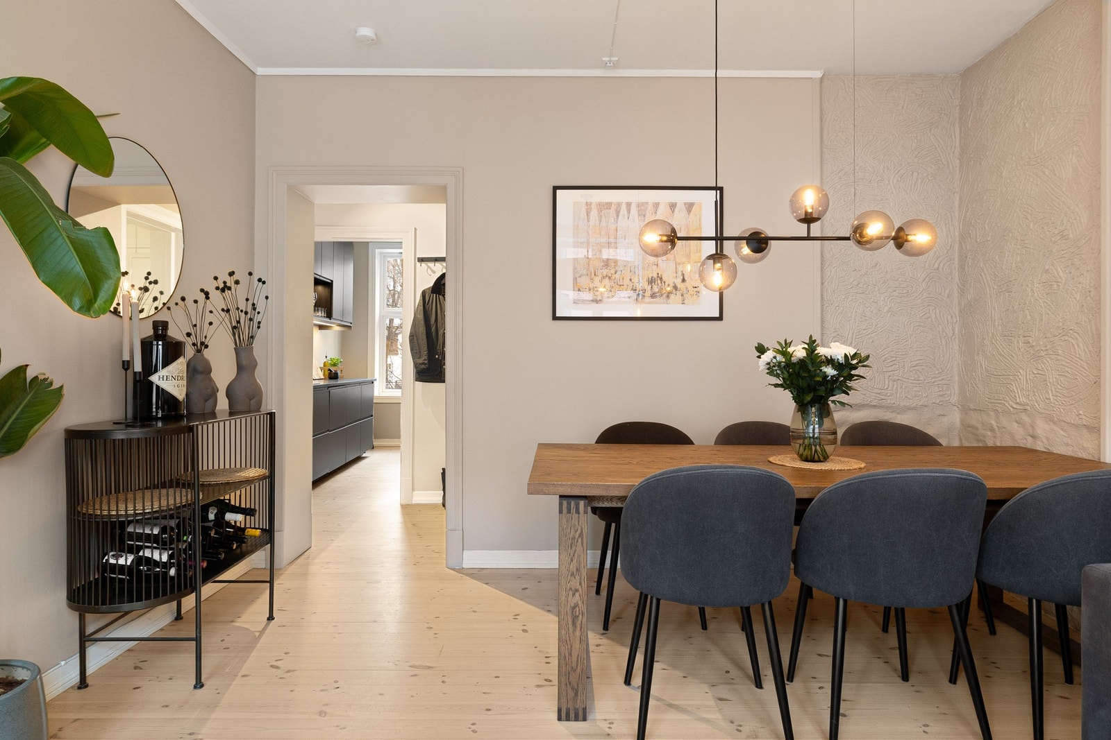 Stuen oppleves som ekstra luftig takket være generøs takhøyde og klassiske detaljer som originale tregulv Galleribilde