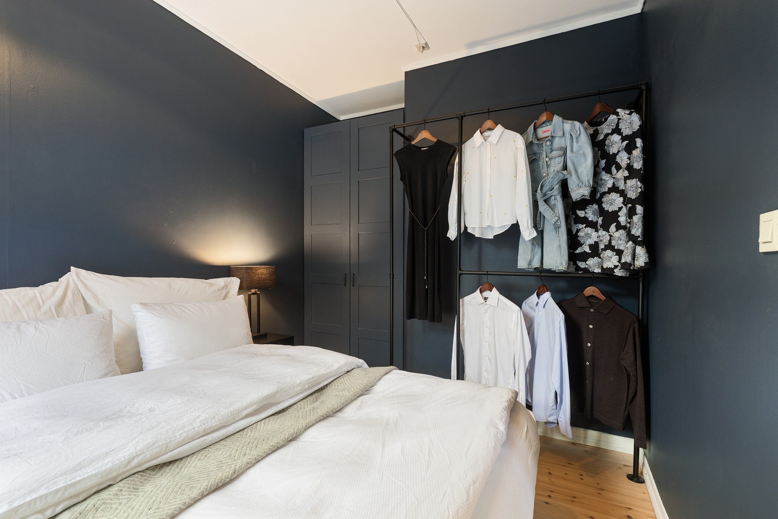 Rommet oppleves stille og rolig, med fine farger som gir varme og karakter. Galleribilde