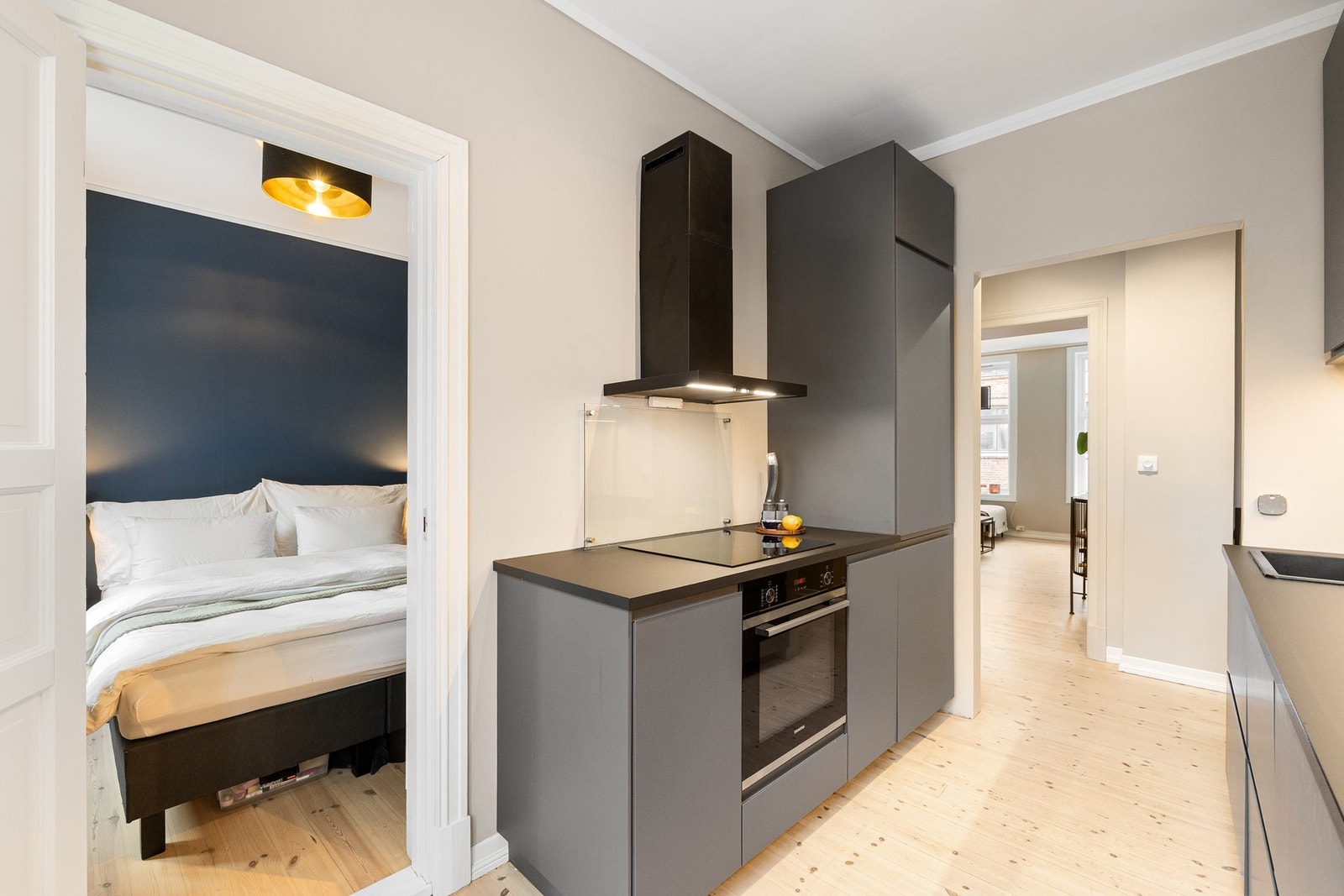 Fra kjøkkenet kommer du til leilighetens soverom. Galleribilde